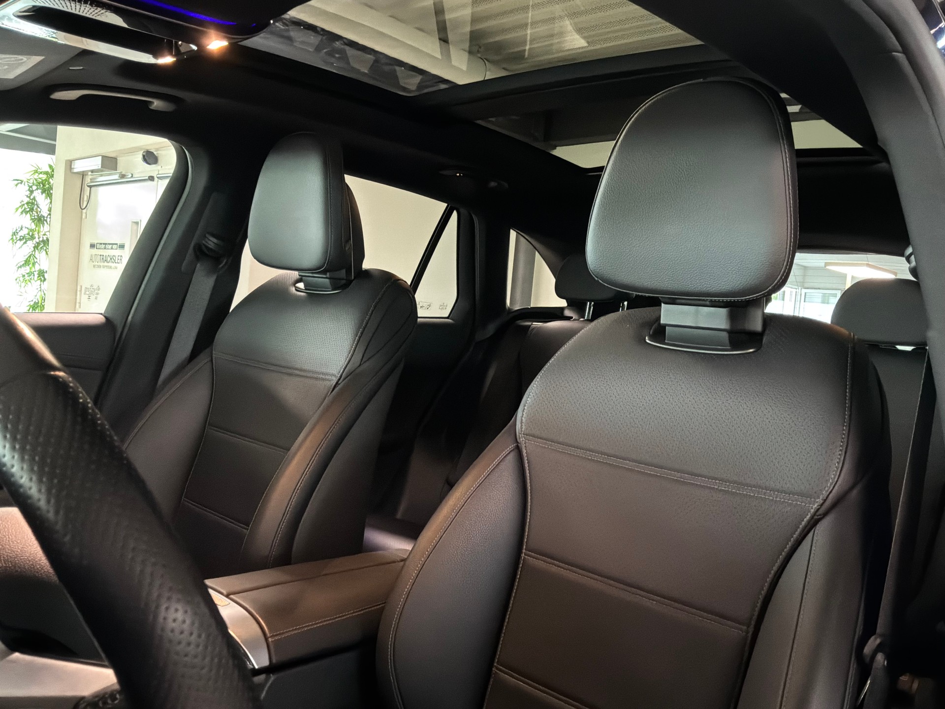 MERCEDES-BENZ GLC 300 AMG Line 4Matic 9G-Tronic-image-11