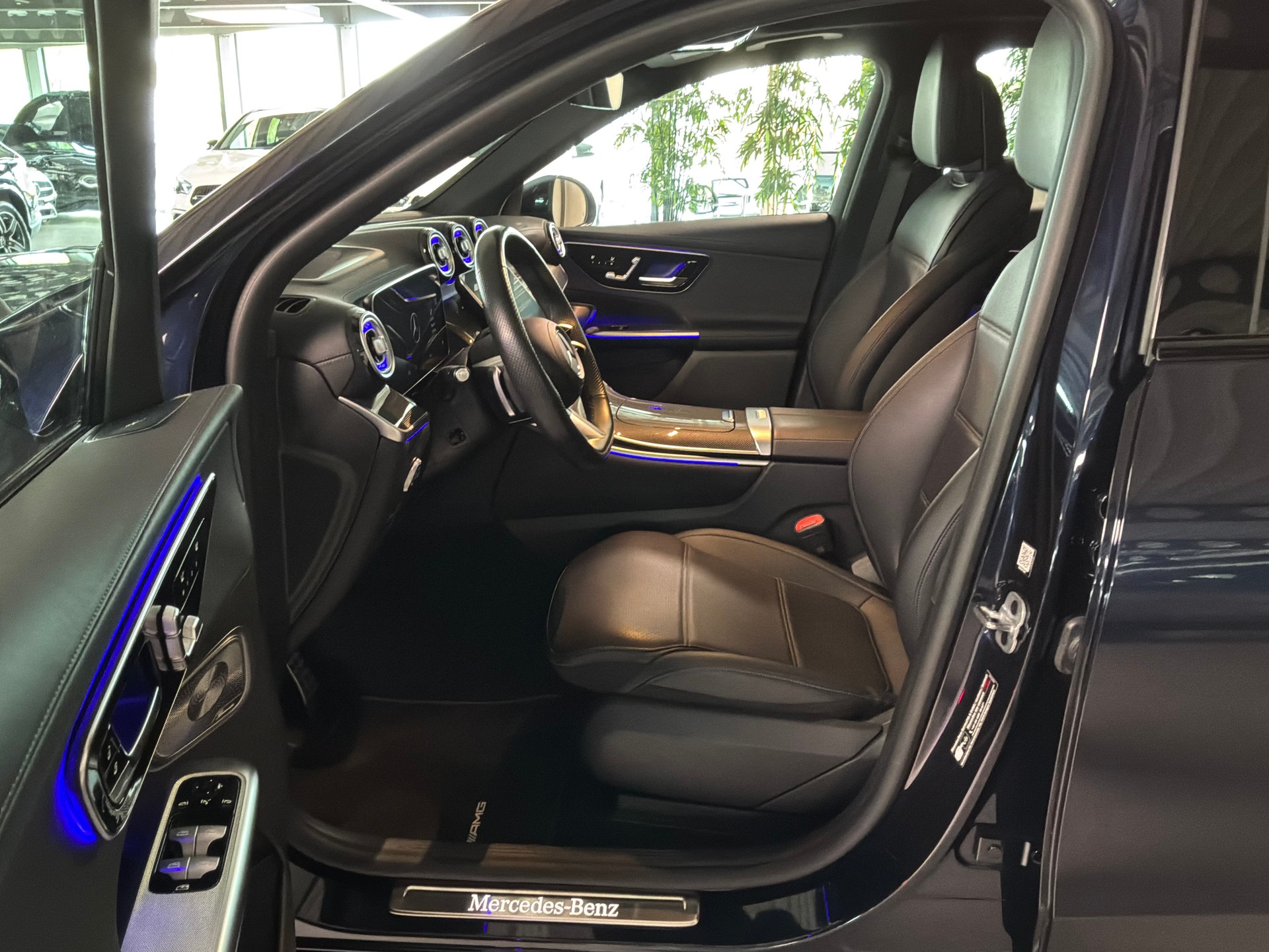 MERCEDES-BENZ GLC 300 AMG Line 4Matic 9G-Tronic-image-8