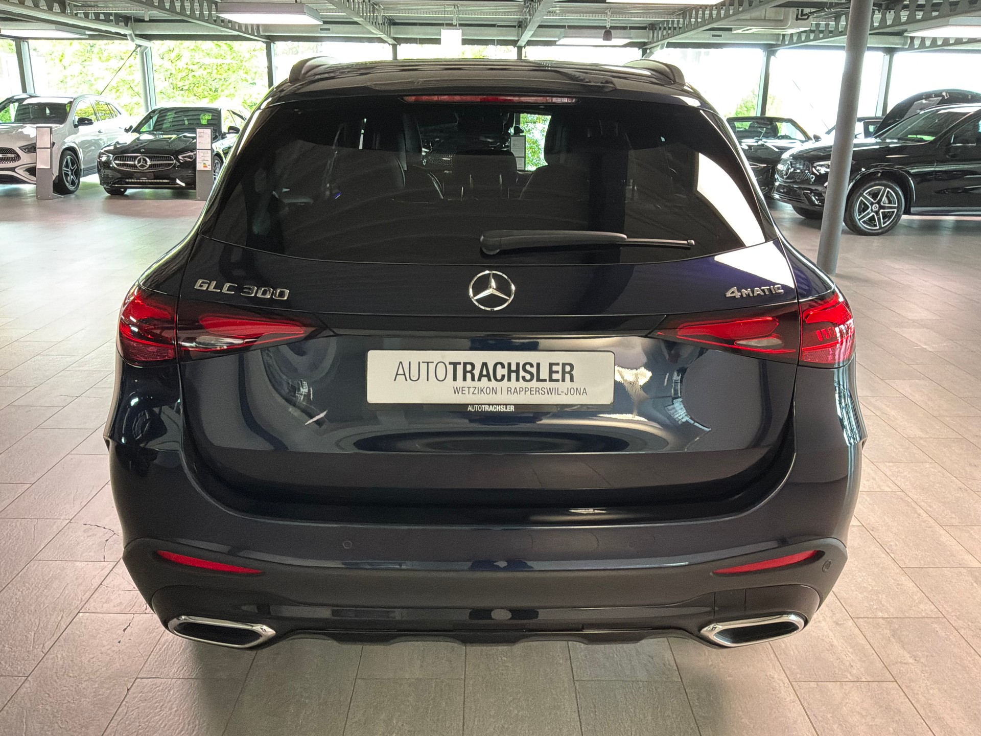 MERCEDES-BENZ GLC 300 AMG Line 4Matic 9G-Tronic-image-4