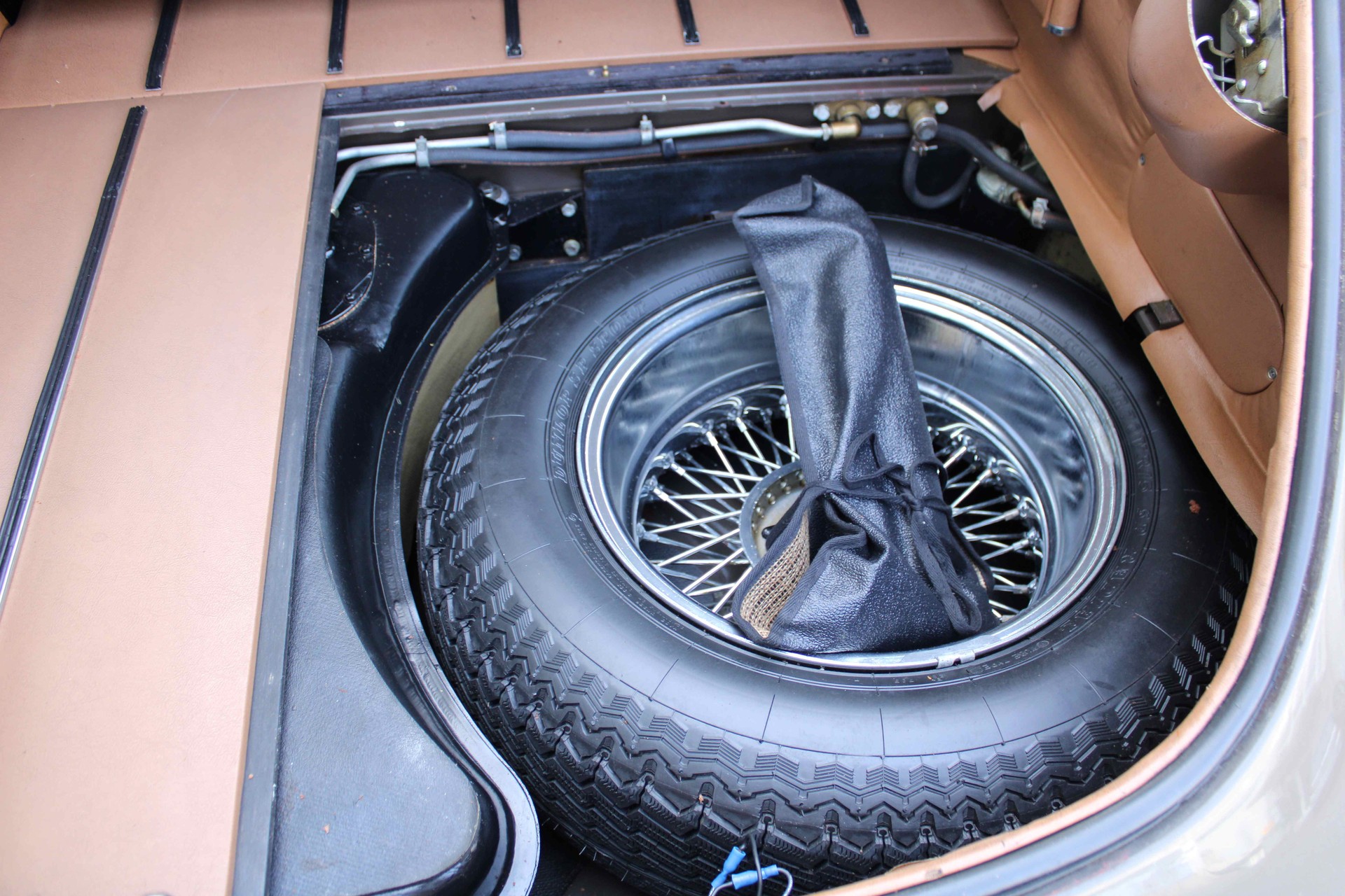 JAGUAR XKE V12 COUPE-image-15