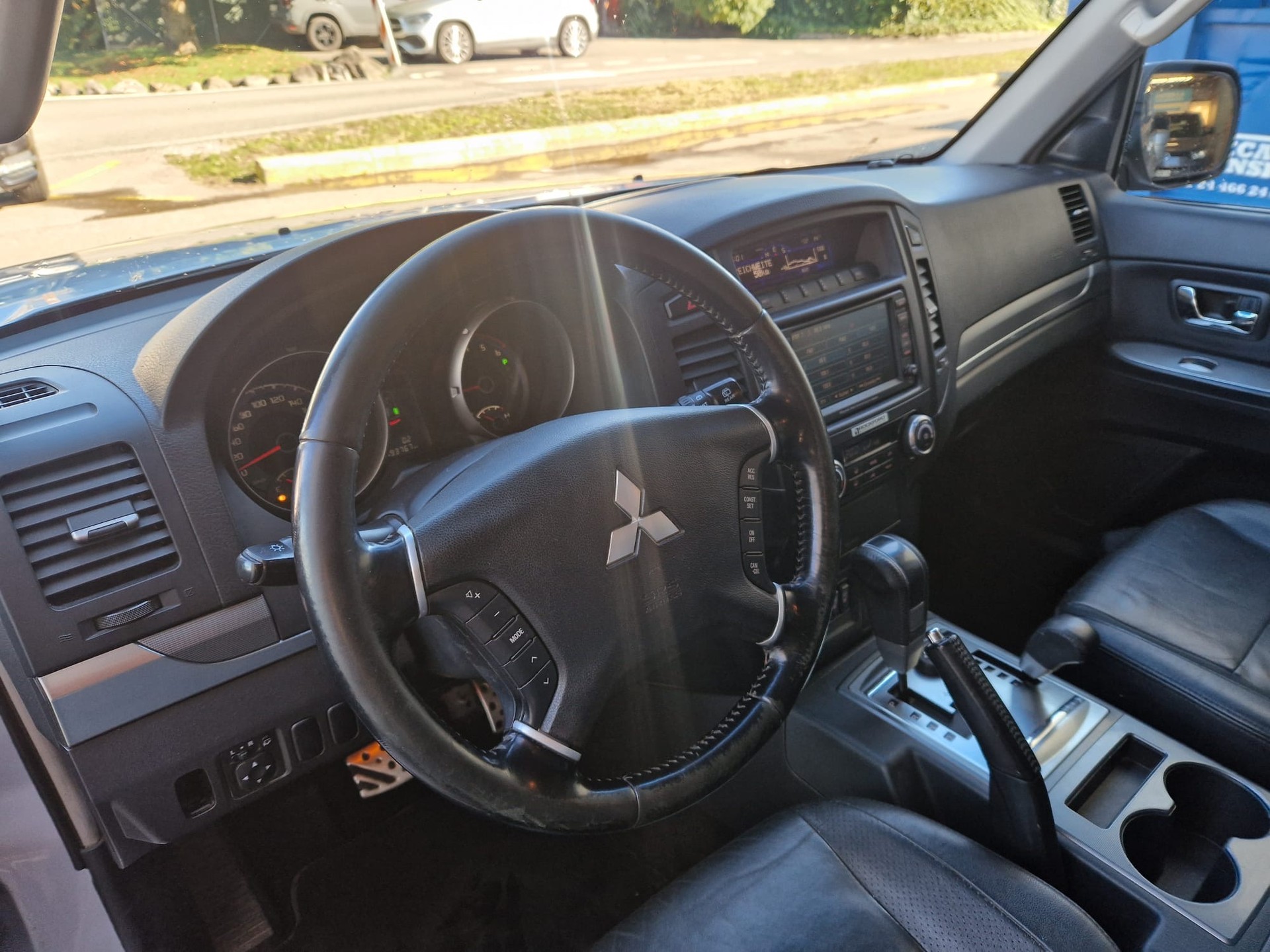 MITSUBISHI Pajero 3.2 DI-D Intense Automatic-image-8
