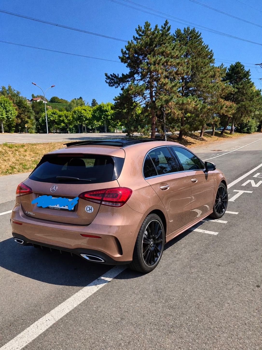 MERCEDES-BENZ A 250 e AMG Line-image-1