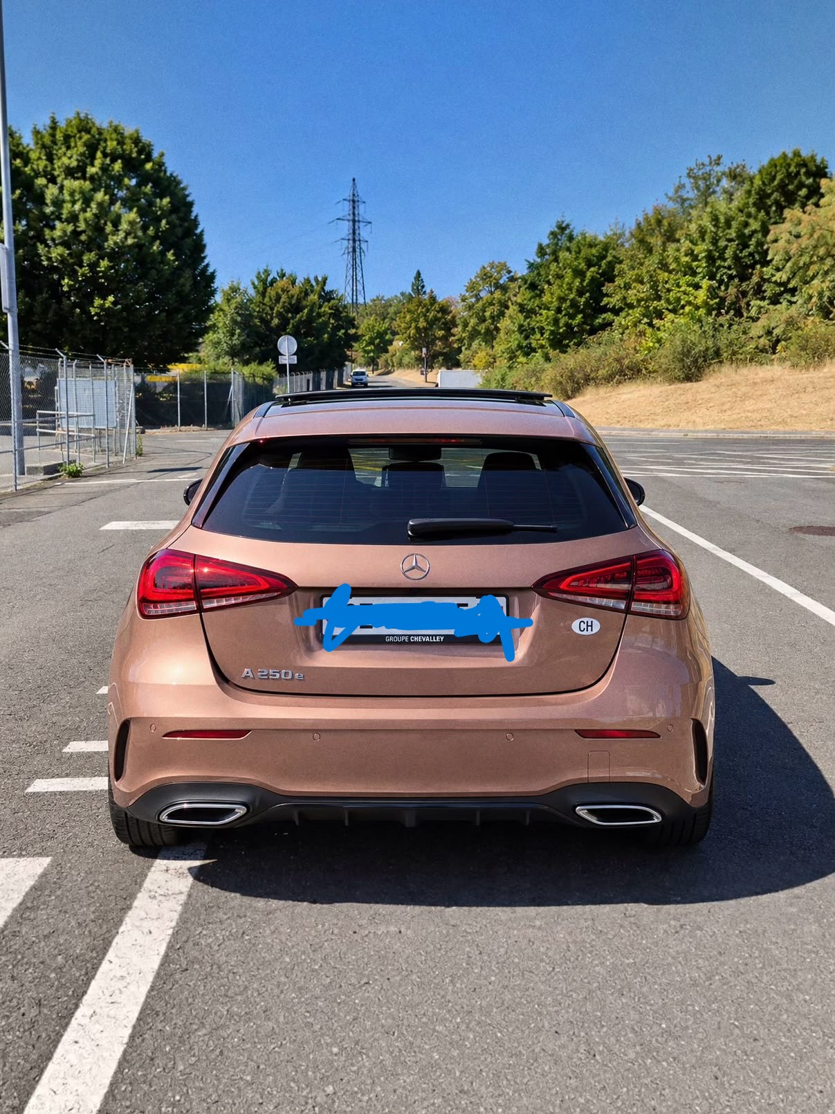 MERCEDES-BENZ A 250 e AMG Line-image-4