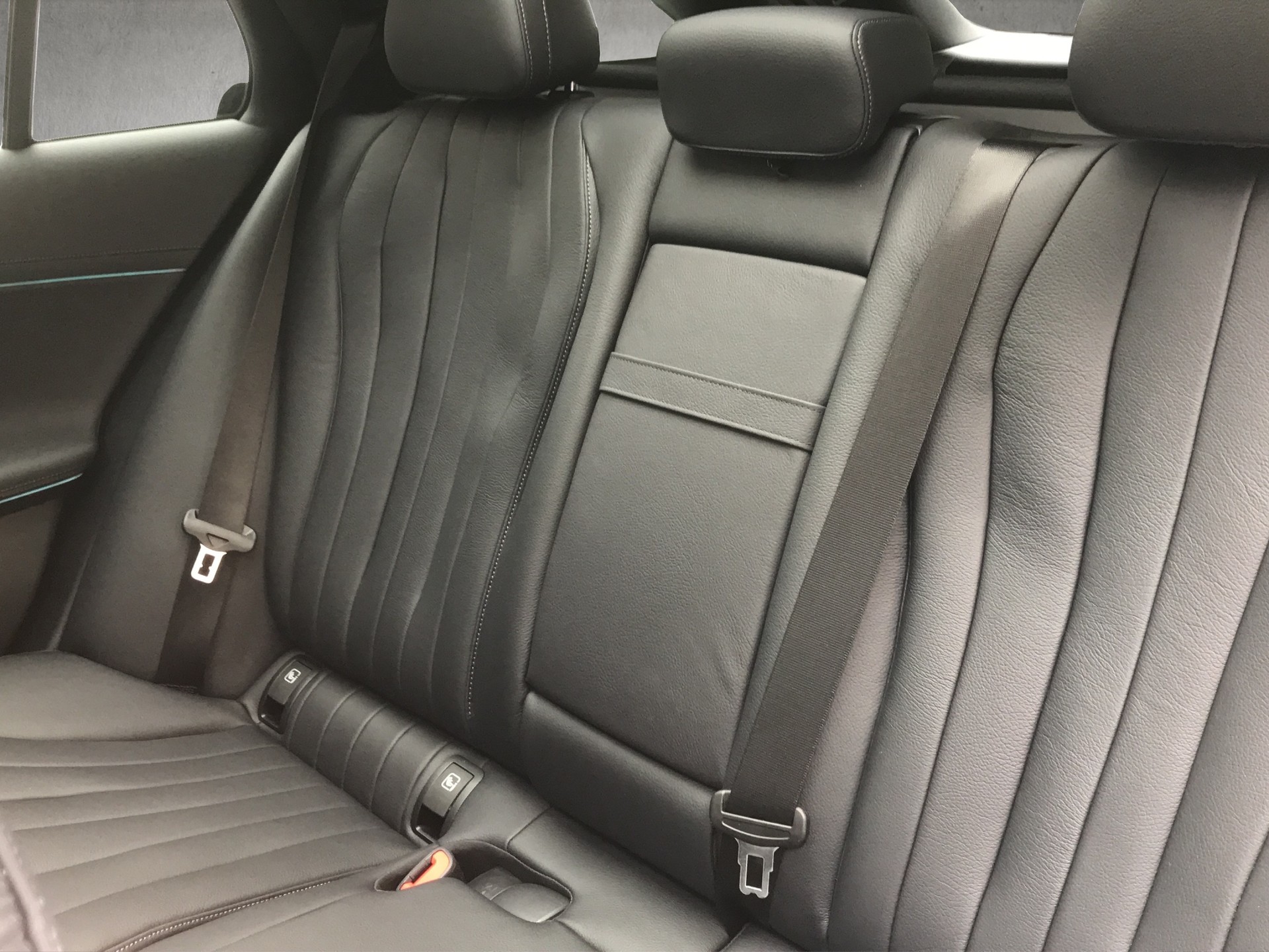 MERCEDES-BENZ E 220 d T 4Matic 9G-Tronic-image-12