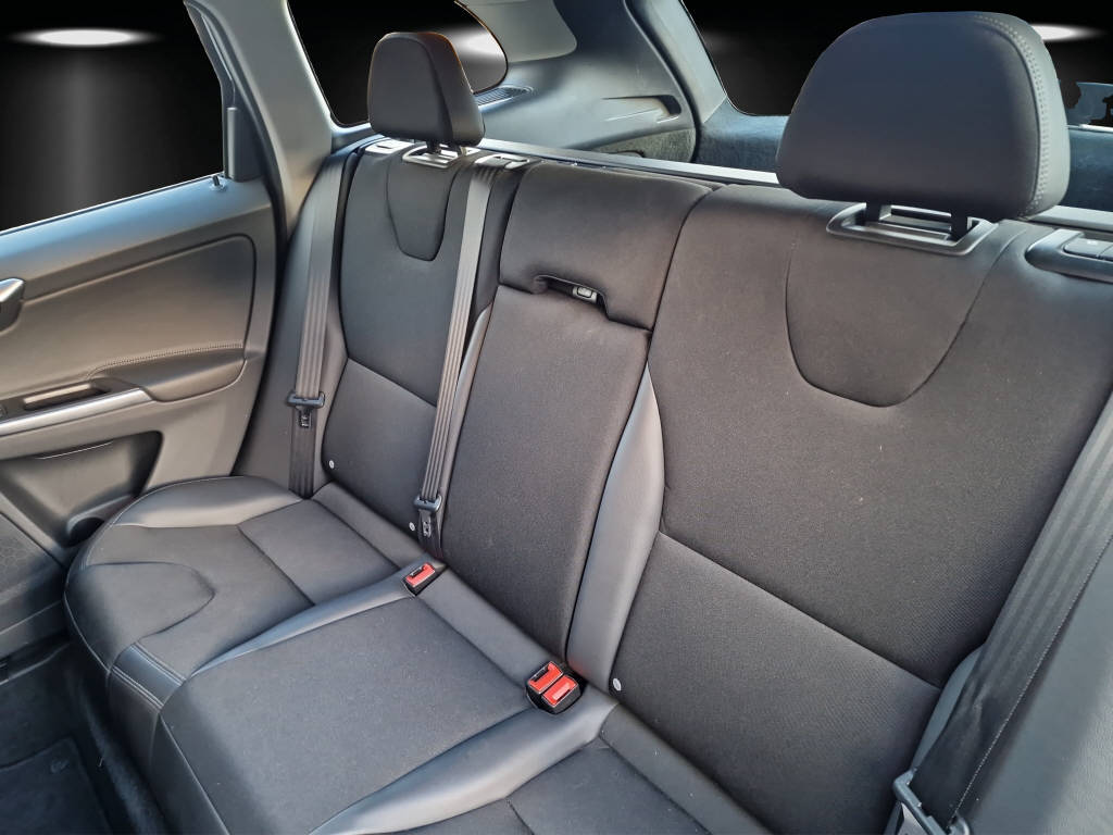 VOLVO XC60 2.4 D5 Momentum AWD-image-9