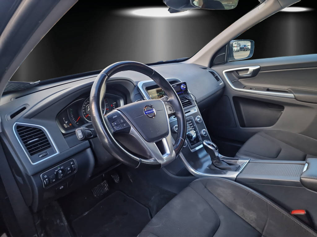 VOLVO XC60 2.4 D5 Momentum AWD-image-8