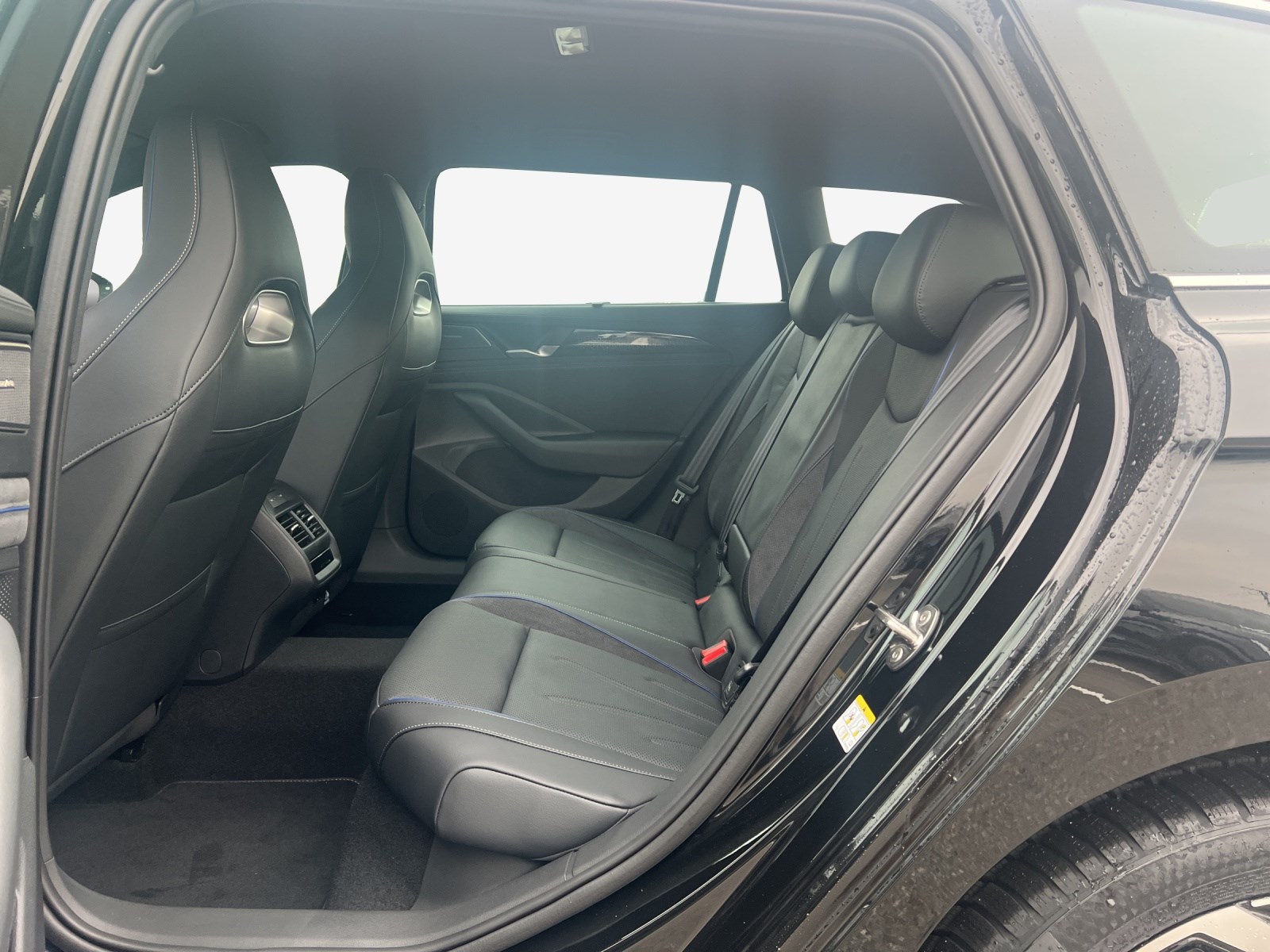 VW Passat Variant 1.5 TSI evo2 Plug-In- Hybrid R-Line DSG-image-11
