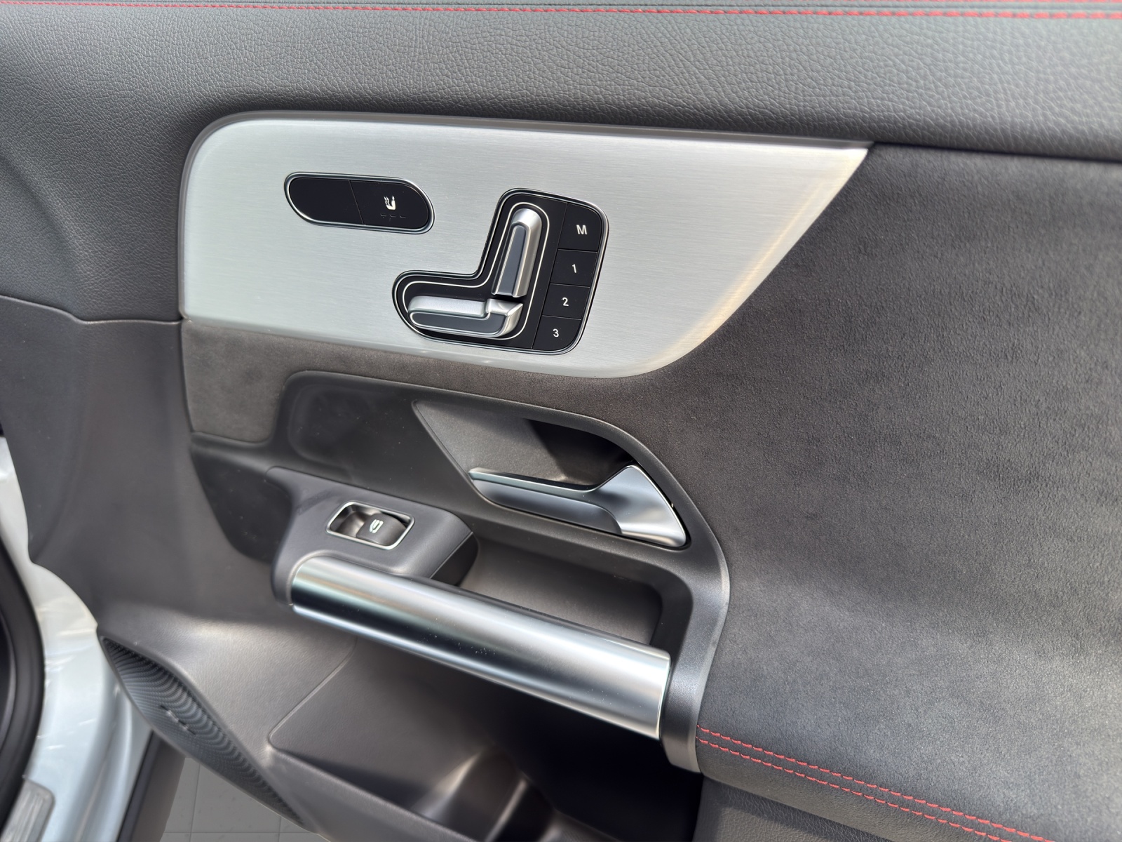 MERCEDES-BENZ GLA 250 e 8G-DCT-image-14