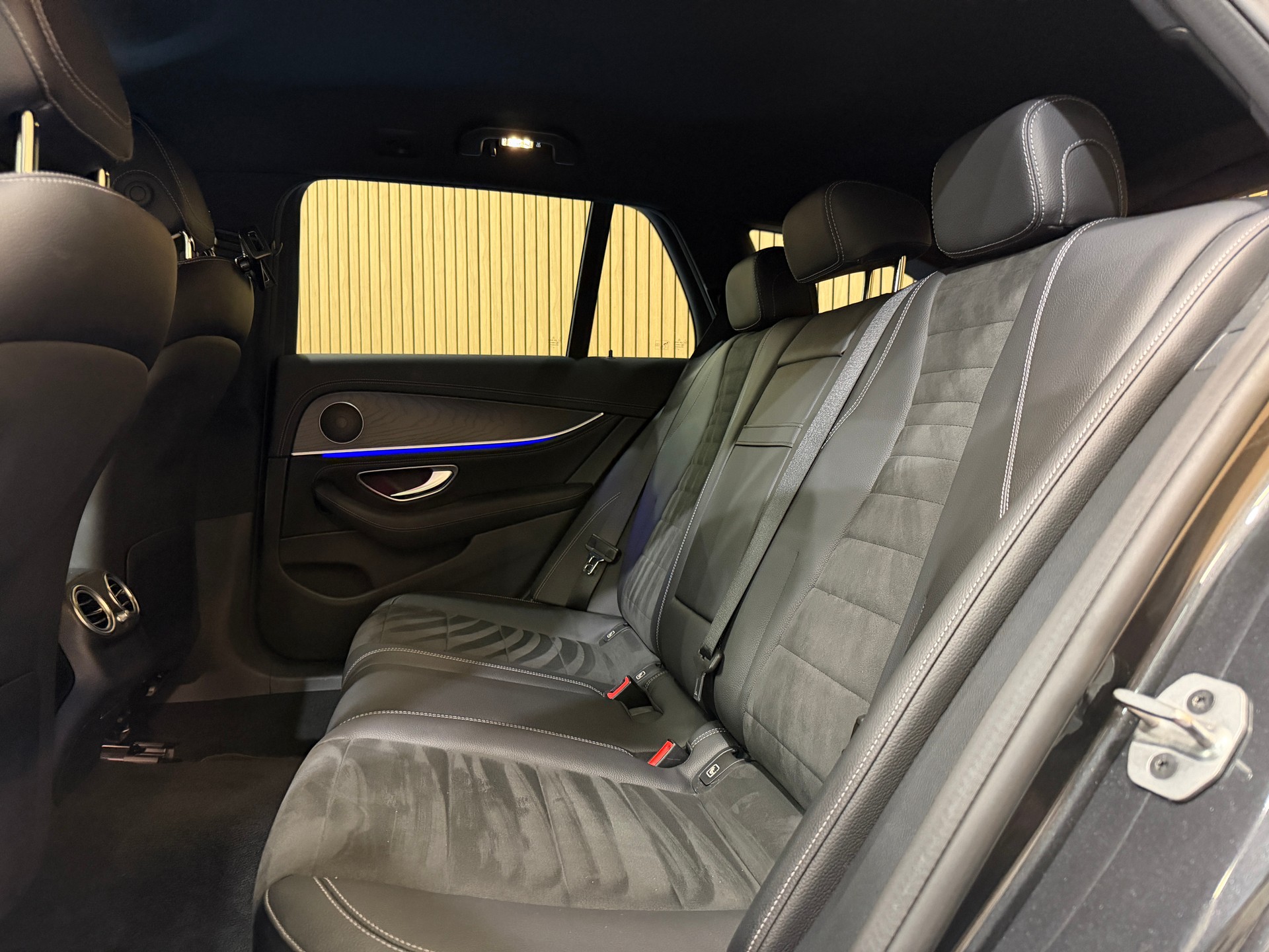 MERCEDES-BENZ E 300 d T 4Matic AMG Line 9G-Tronic-image-17