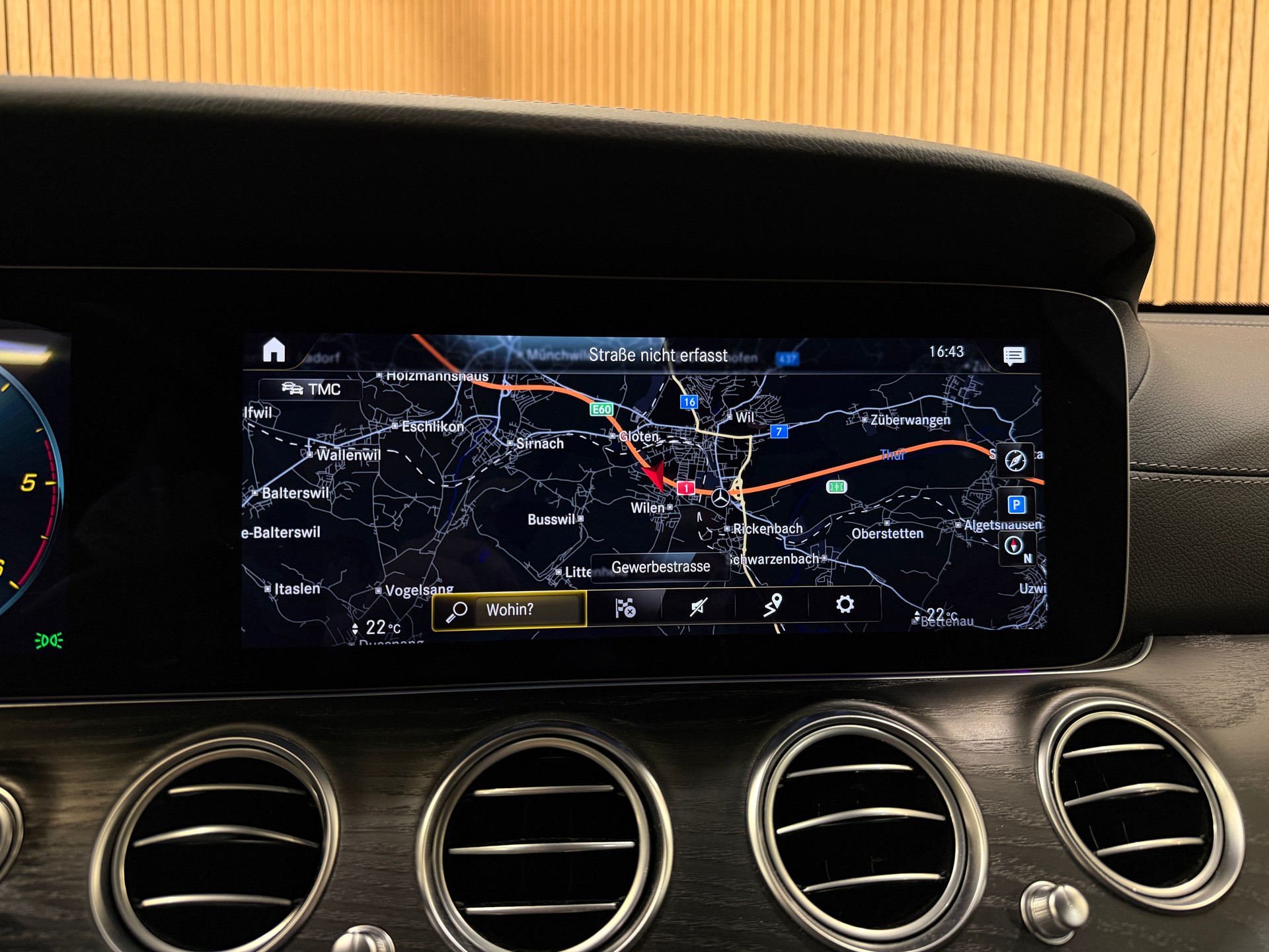 MERCEDES-BENZ E 300 d T 4Matic AMG Line 9G-Tronic-image-12