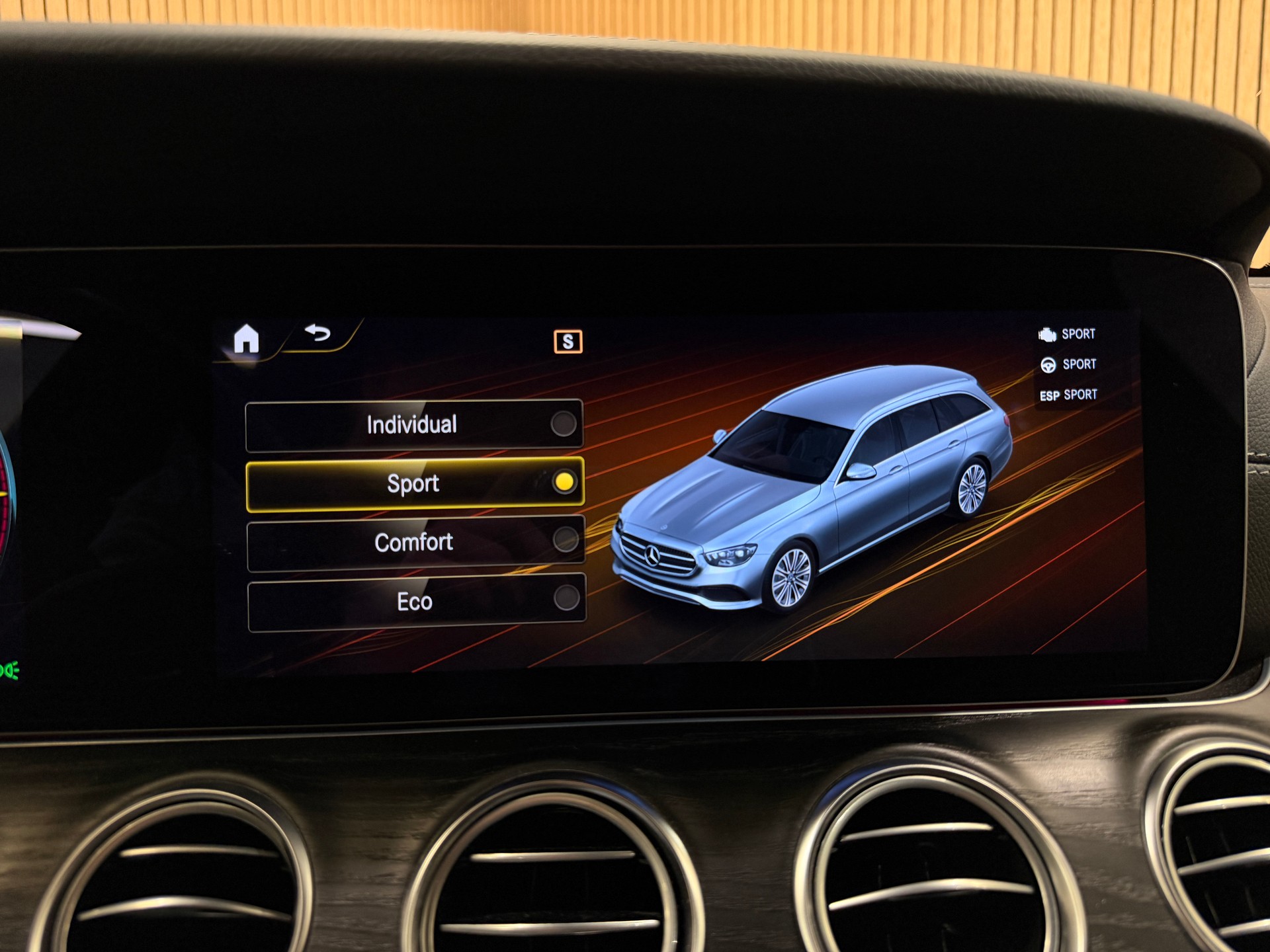 MERCEDES-BENZ E 300 d T 4Matic AMG Line 9G-Tronic-image-14