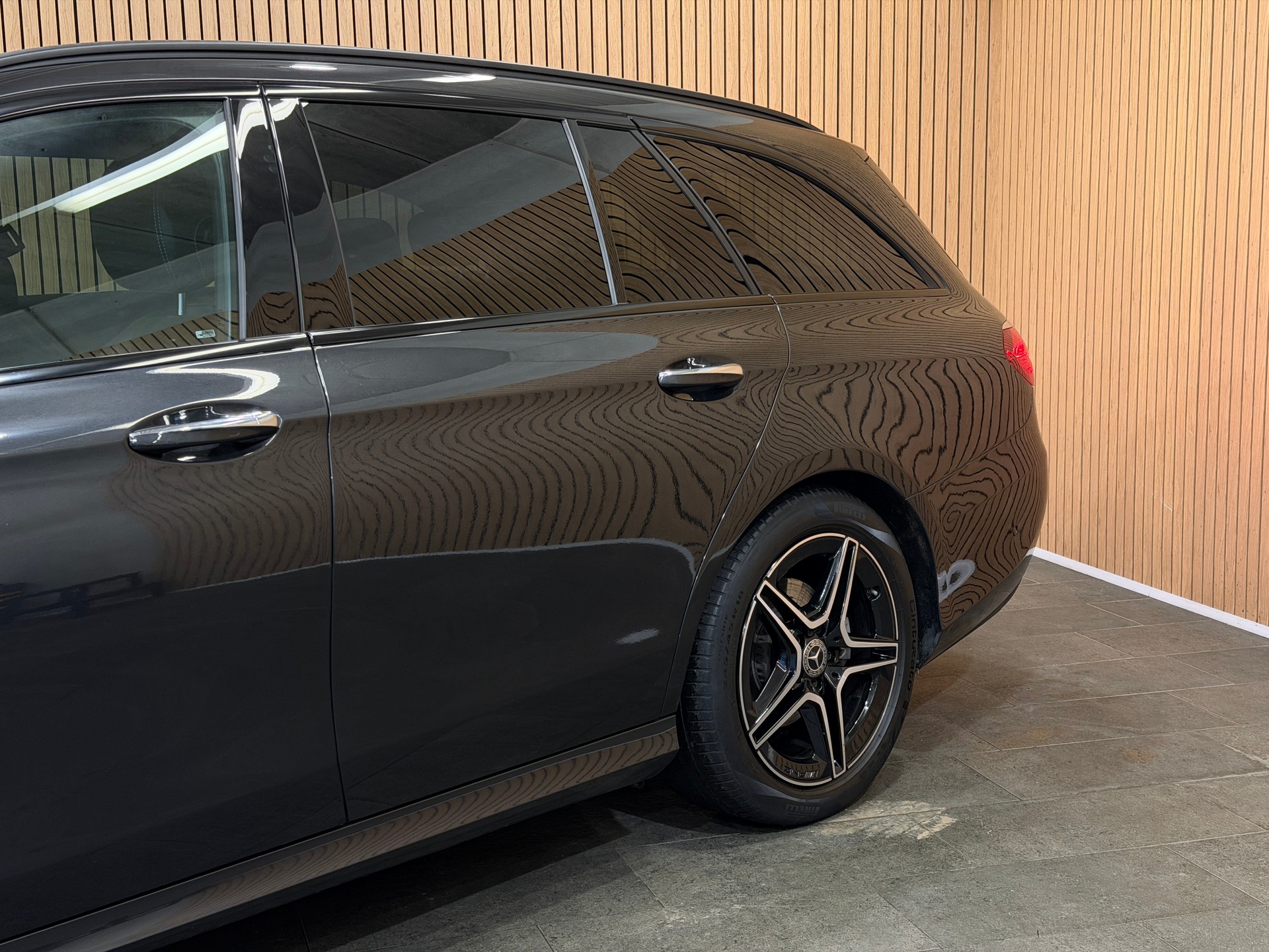 MERCEDES-BENZ E 300 d T 4Matic AMG Line 9G-Tronic-image-2