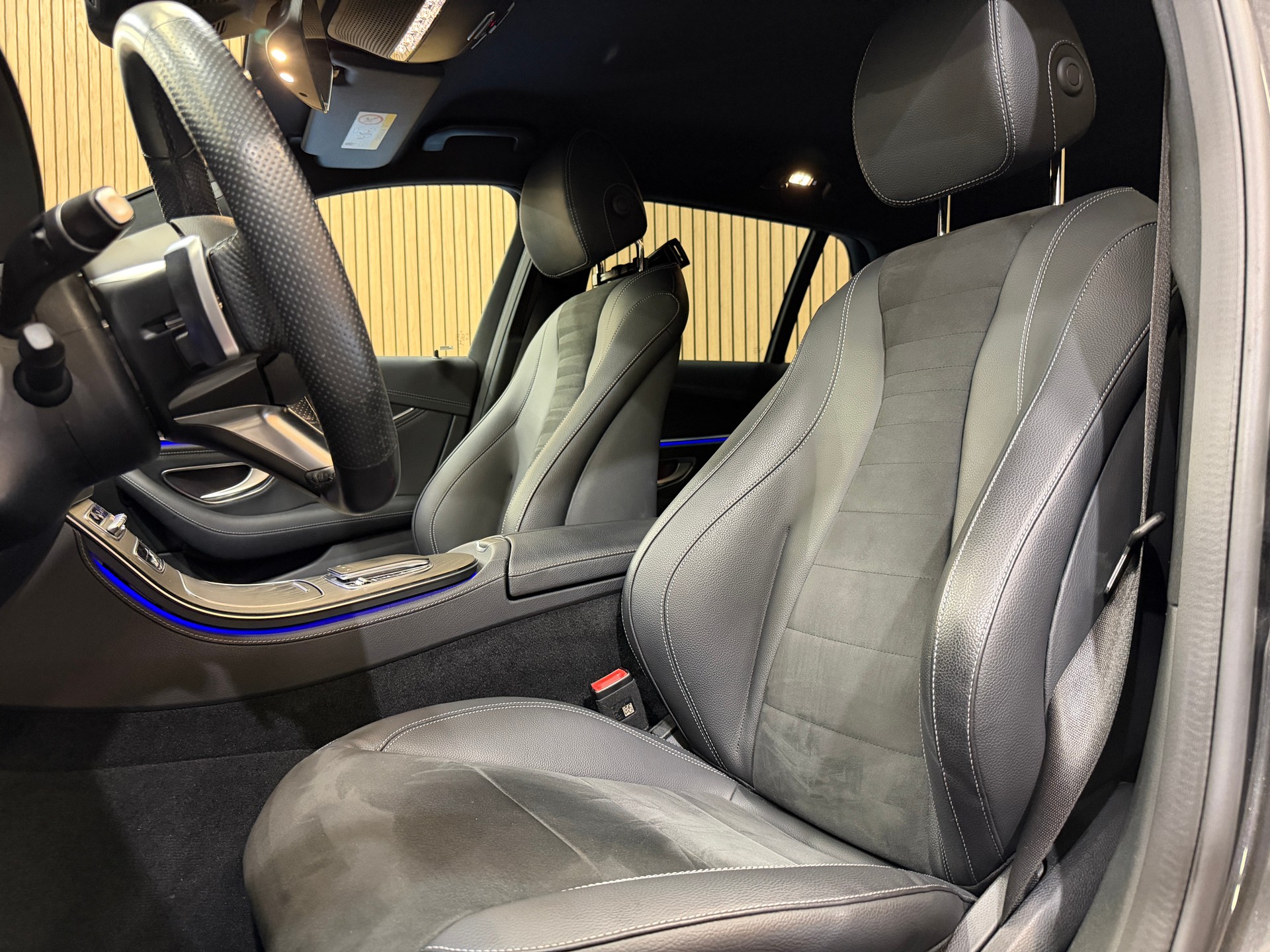 MERCEDES-BENZ E 300 d T 4Matic AMG Line 9G-Tronic-image-16