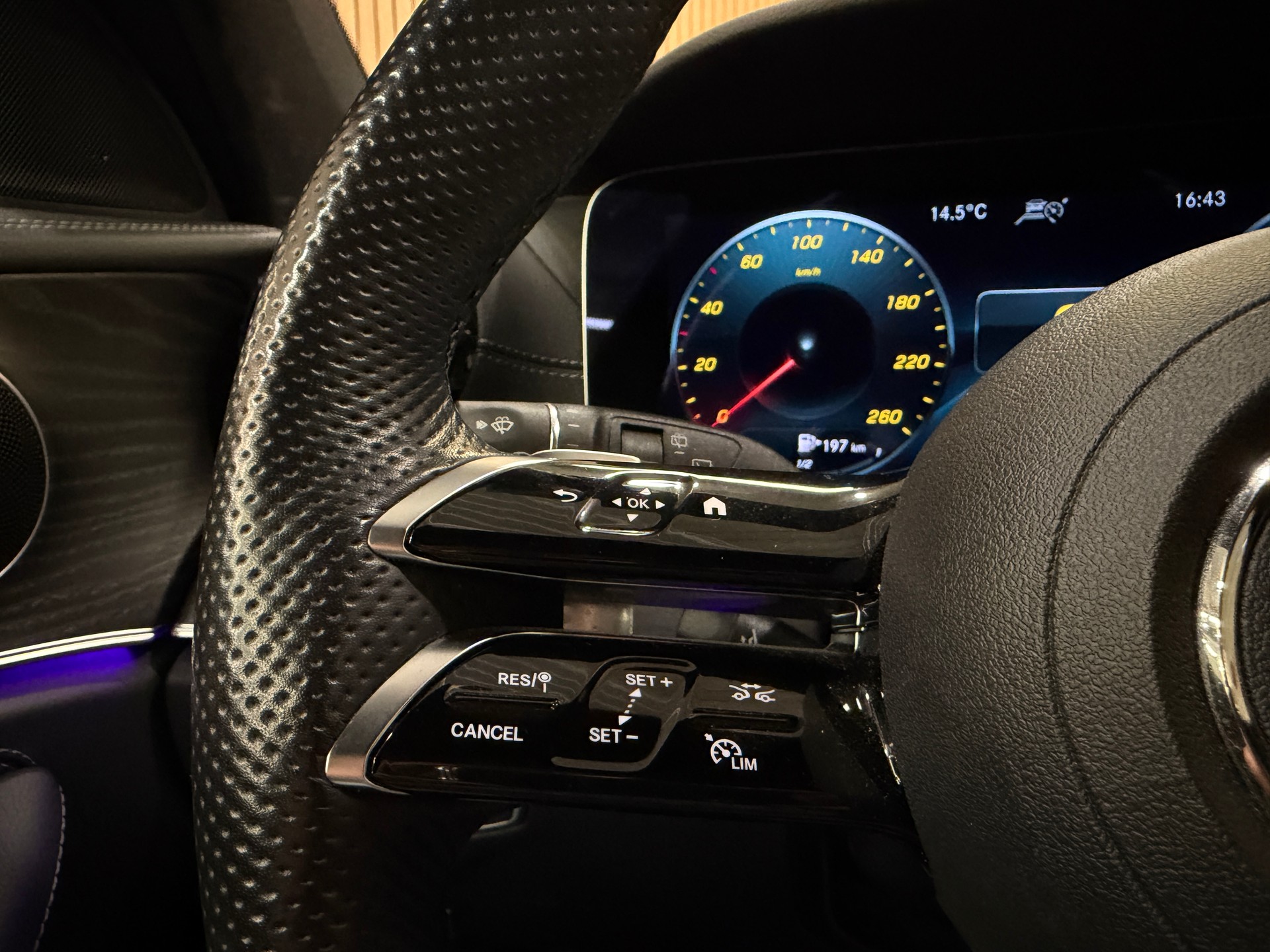 MERCEDES-BENZ E 300 d T 4Matic AMG Line 9G-Tronic-image-11