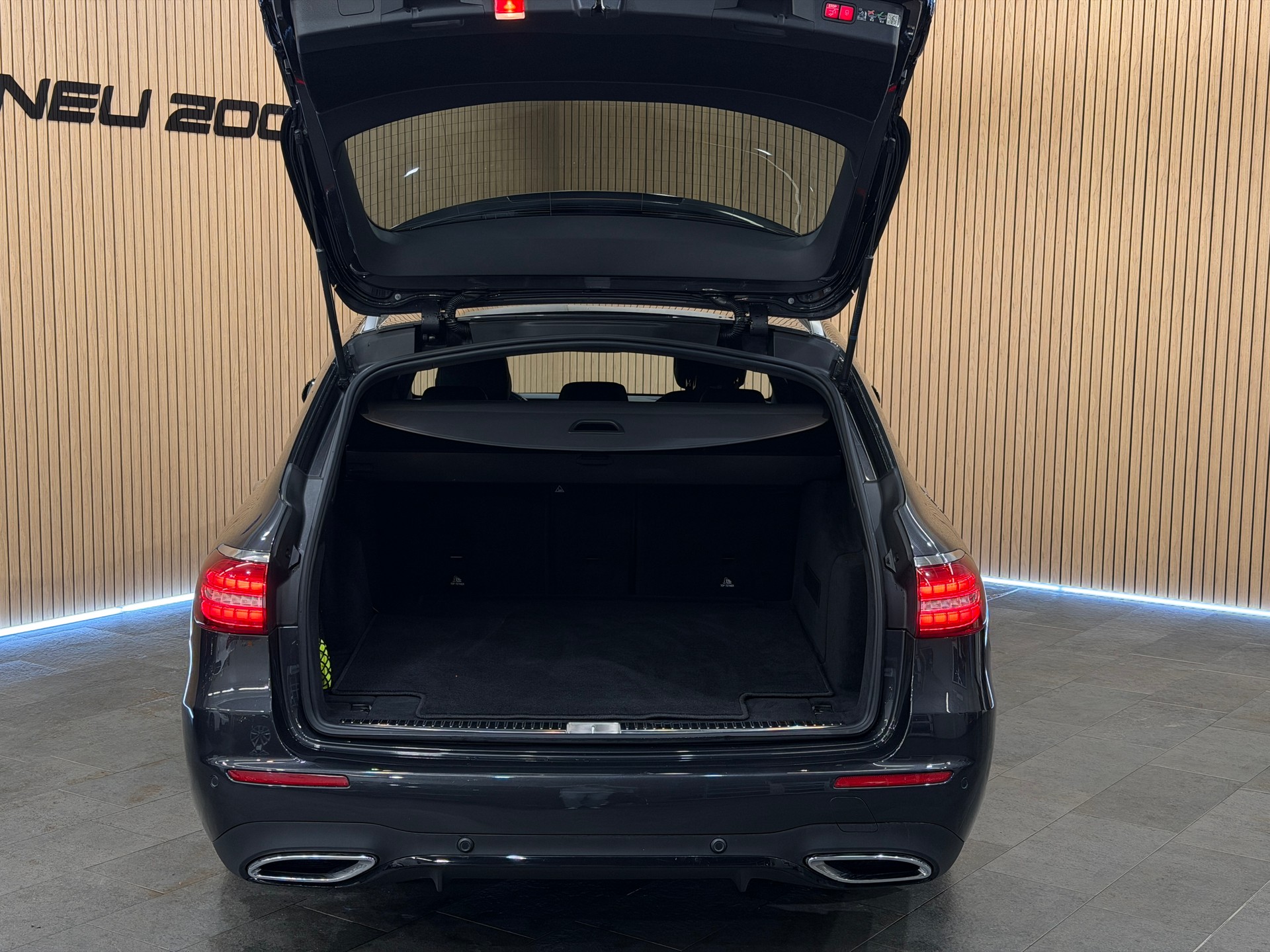 MERCEDES-BENZ E 300 d T 4Matic AMG Line 9G-Tronic-image-6