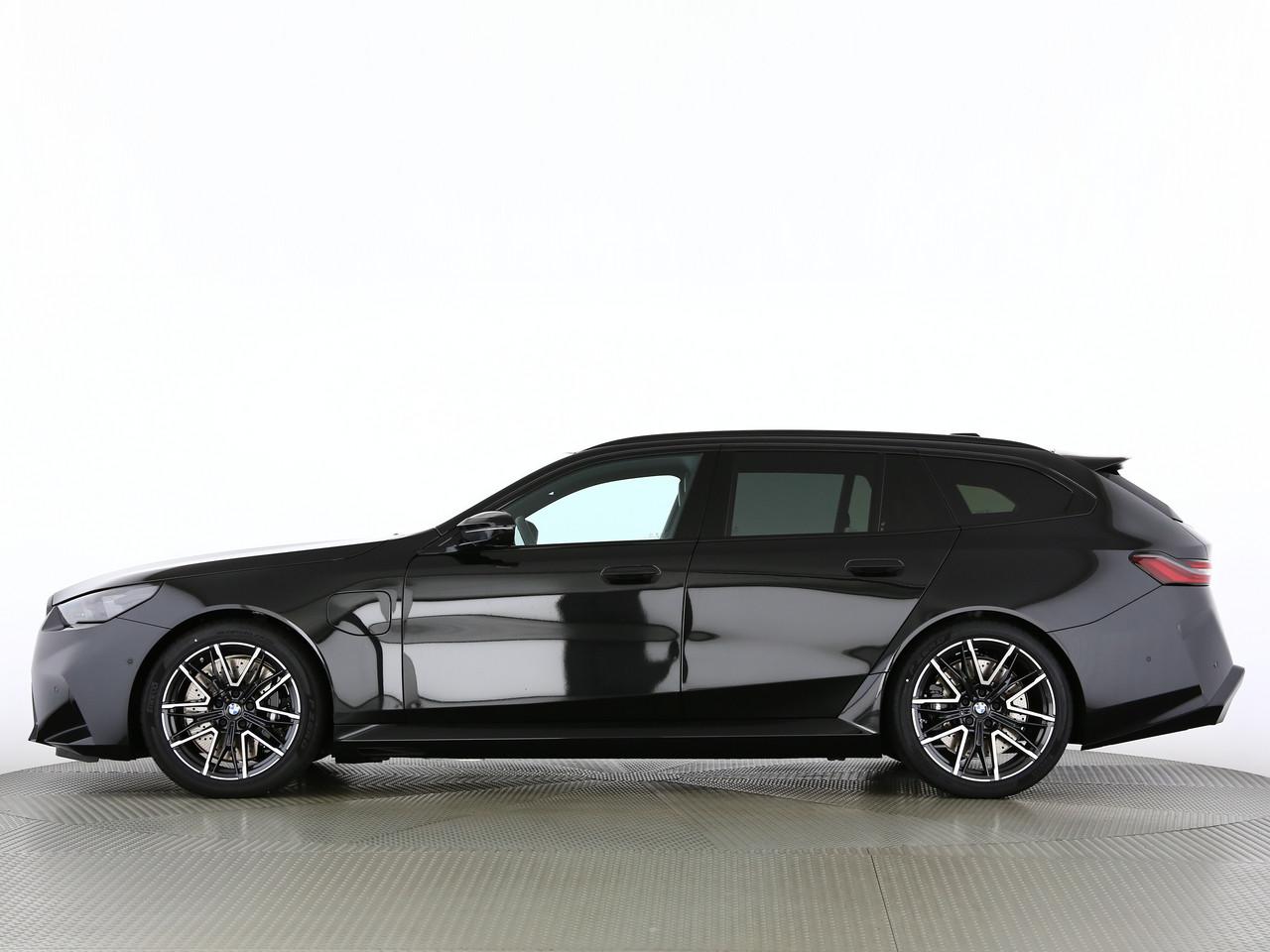 BMW M5 xDrive Touring-image-2