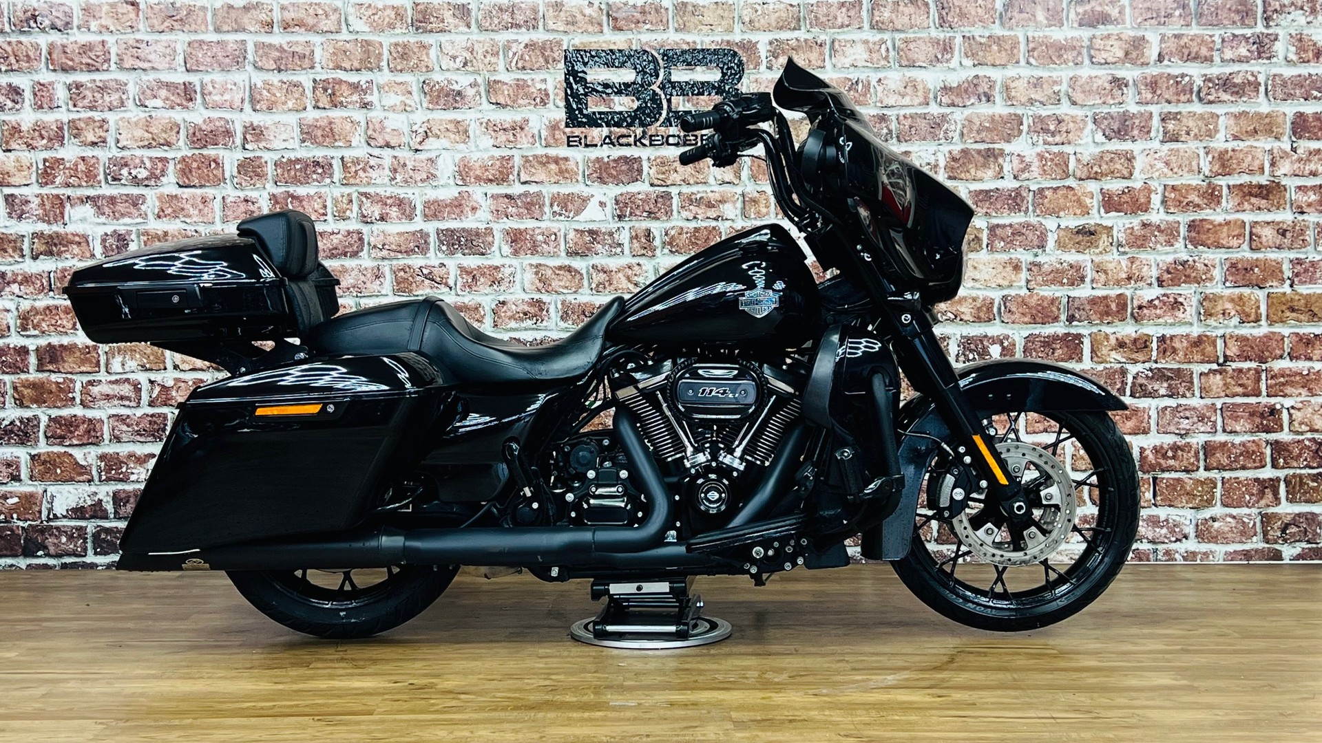HARLEY-DAVIDSON FLHXS Street Glide Special Black Finish 114-showroom-element-1