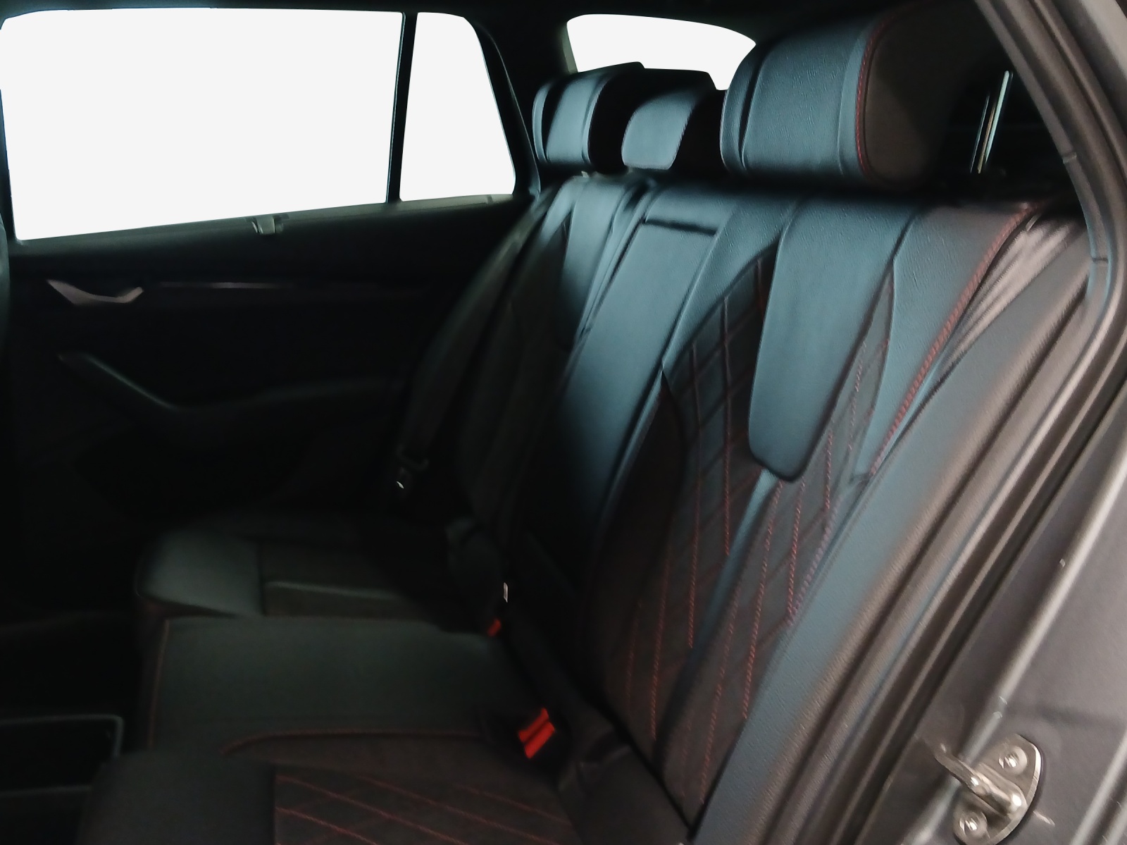 SKODA Octavia Combi 2.0 TSI DSG RS-image-11