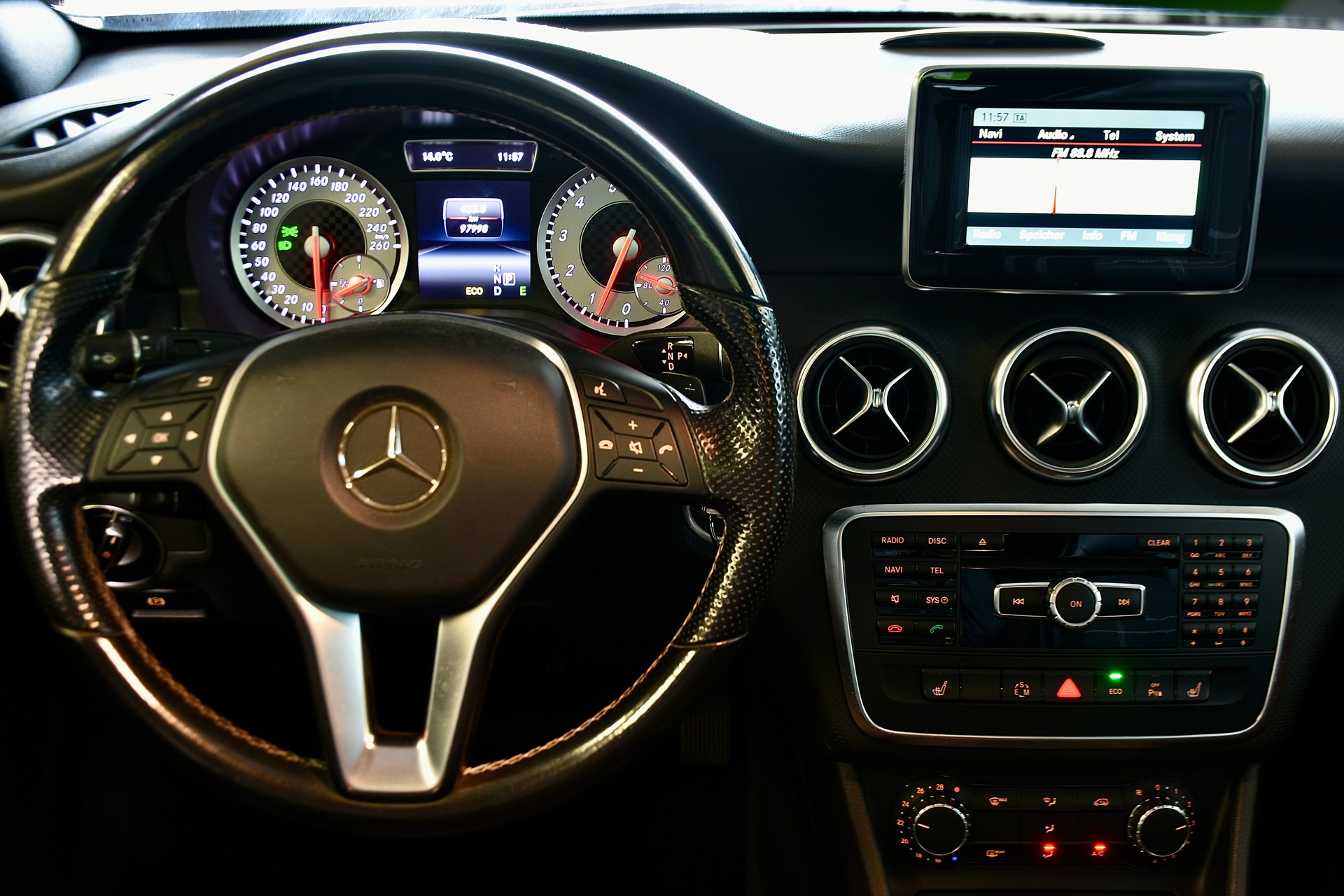 MERCEDES-BENZ A 180 Style 7G-DCT-image-8