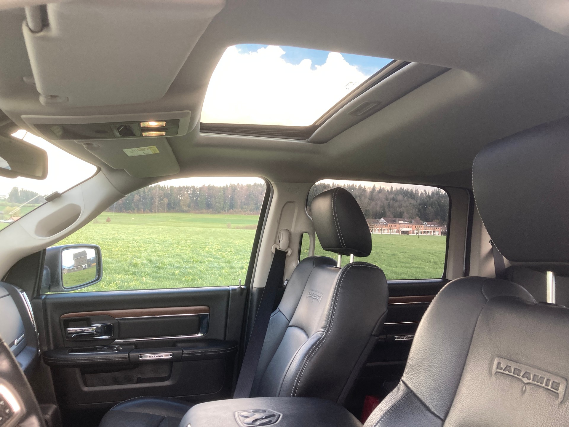 DODGE Ram V8 1500 Laramie-image-12