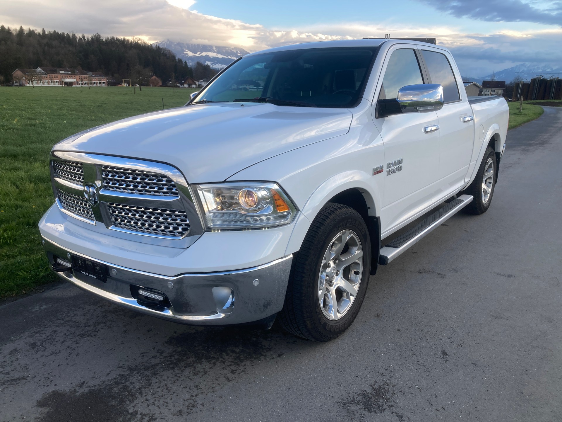 DODGE Ram V8 1500 Laramie-image-0