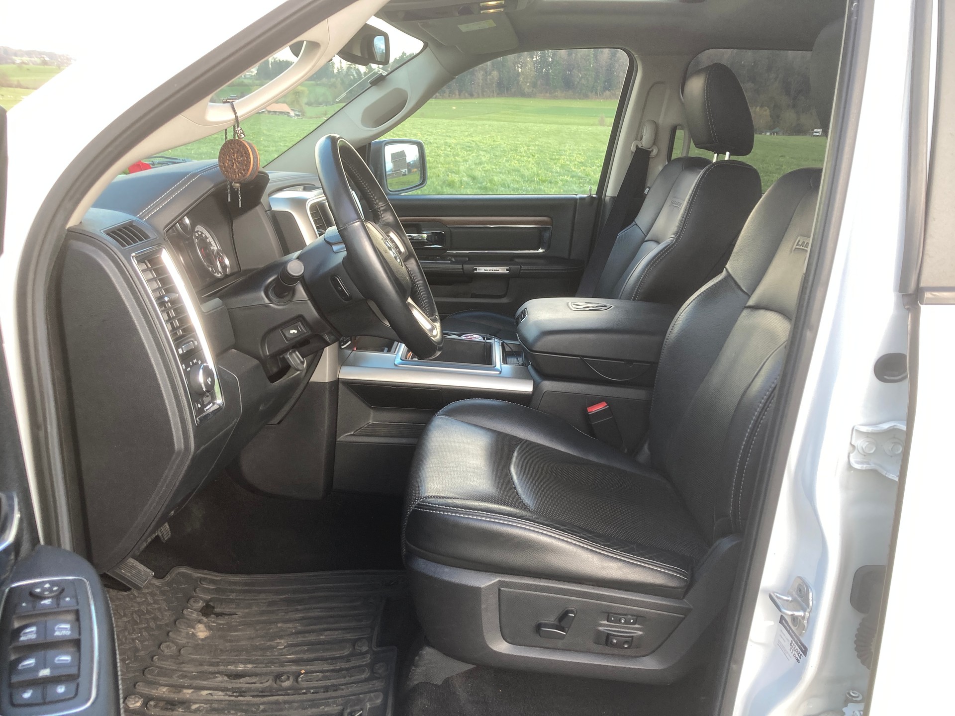 DODGE Ram V8 1500 Laramie-image-10
