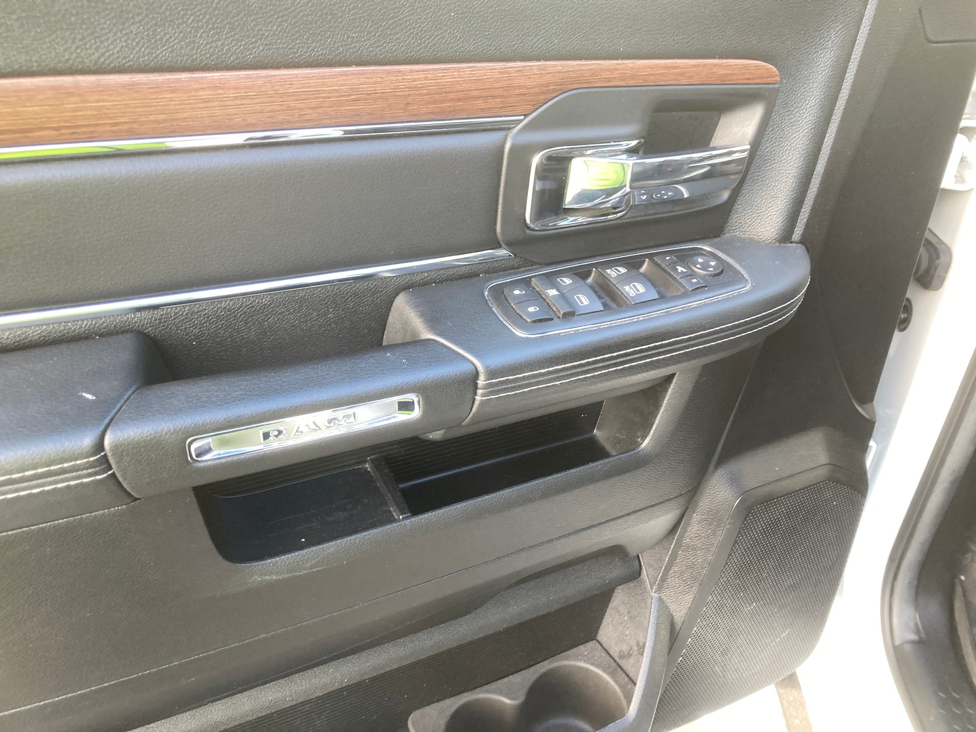 DODGE Ram V8 1500 Laramie-image-11