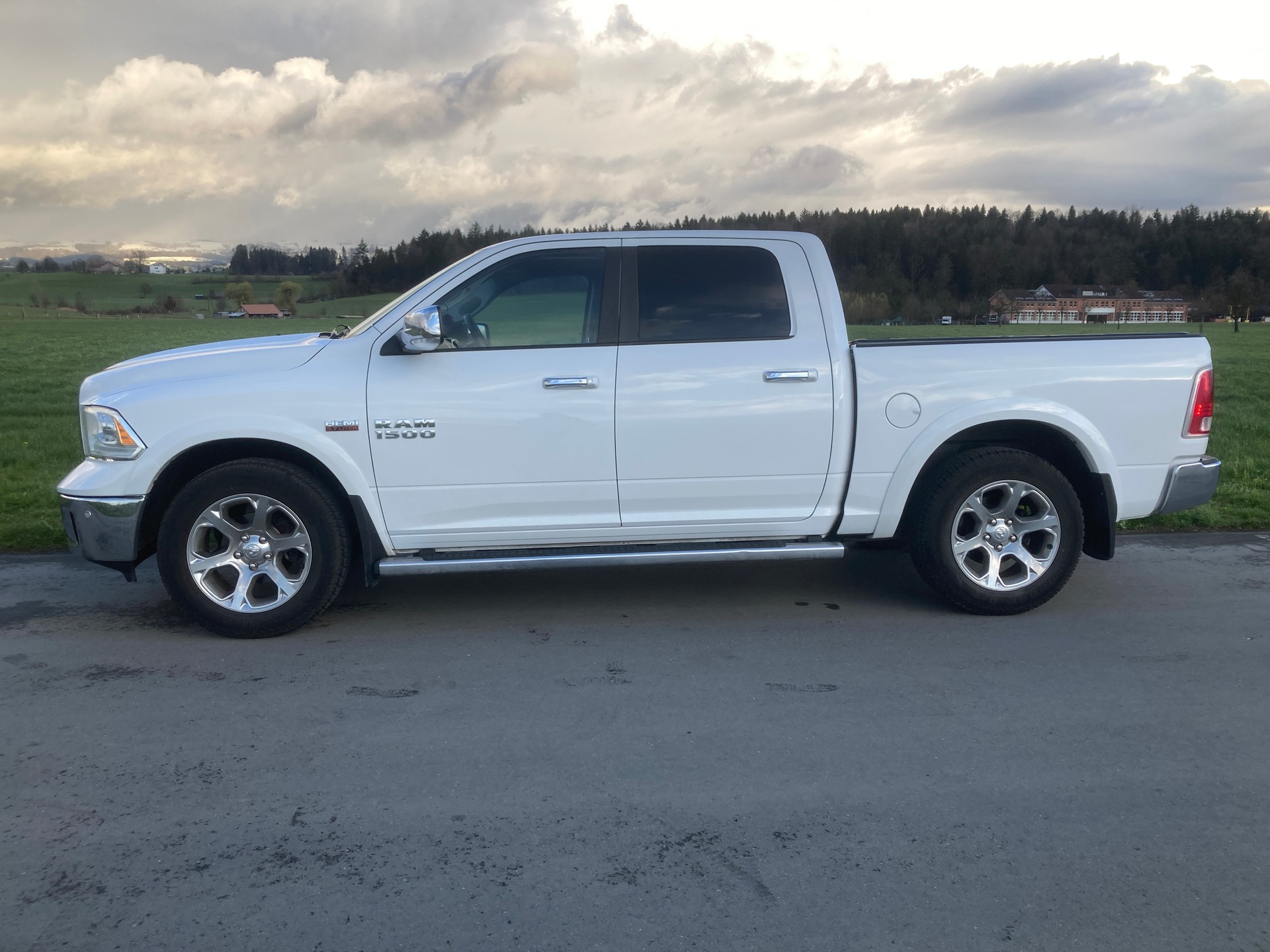 DODGE Ram V8 1500 Laramie-image-4