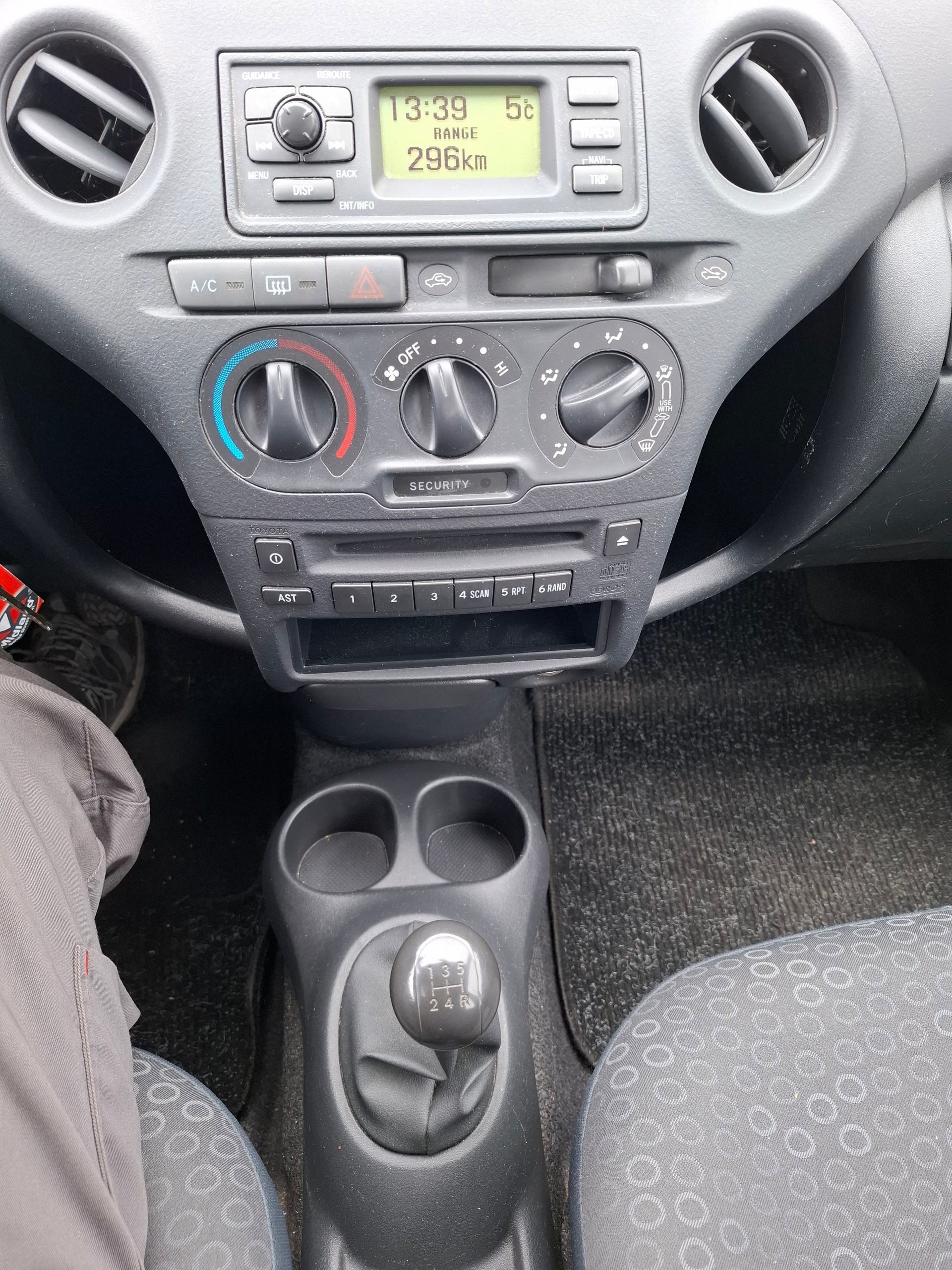 TOYOTA Yaris 1.3 Linea Sol-image-10