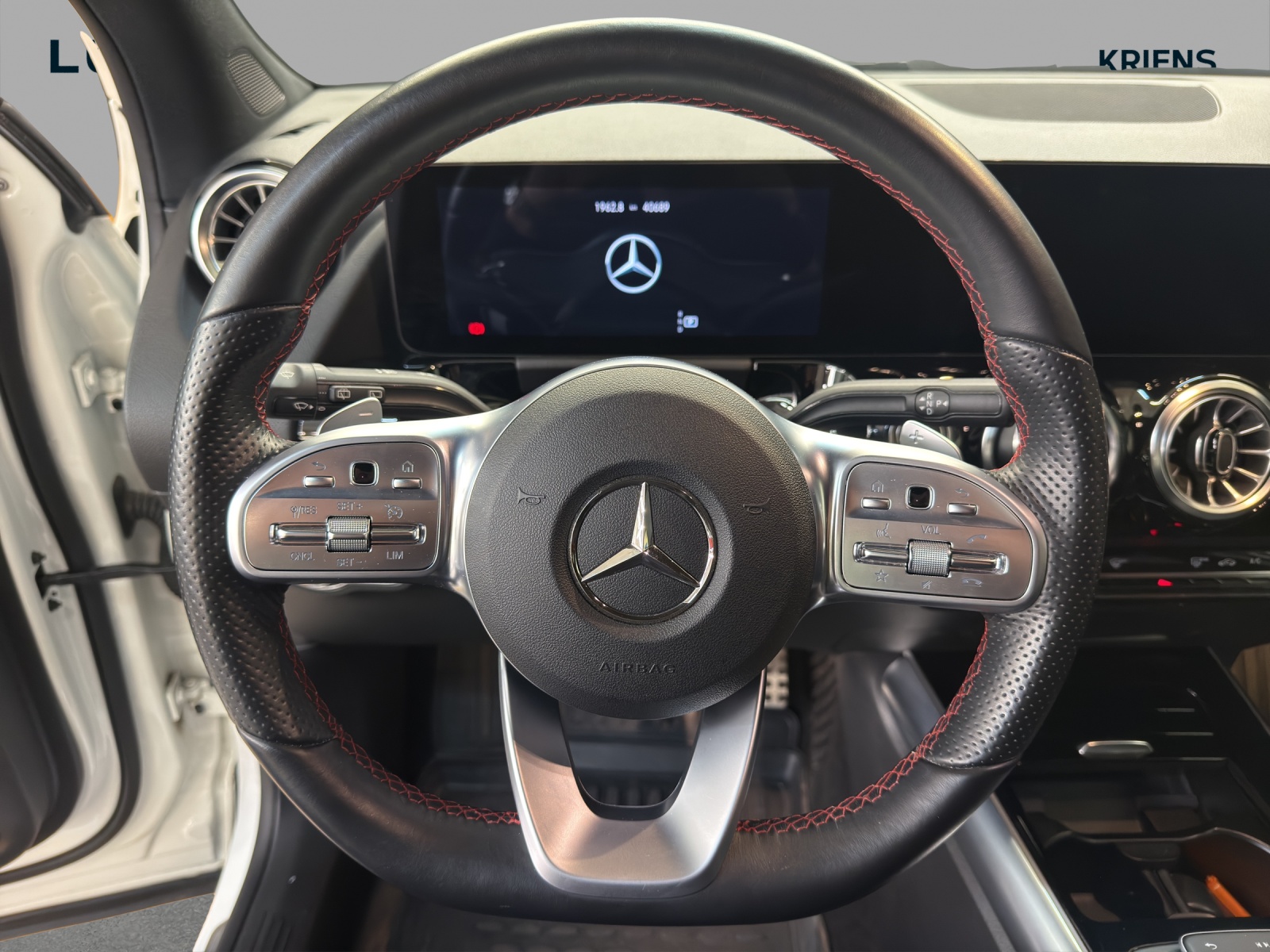 MERCEDES-BENZ GLA 200 d 4M - AMG / Rückfahrkamera / AHK / Ambiente-Beleuchtung-image-9