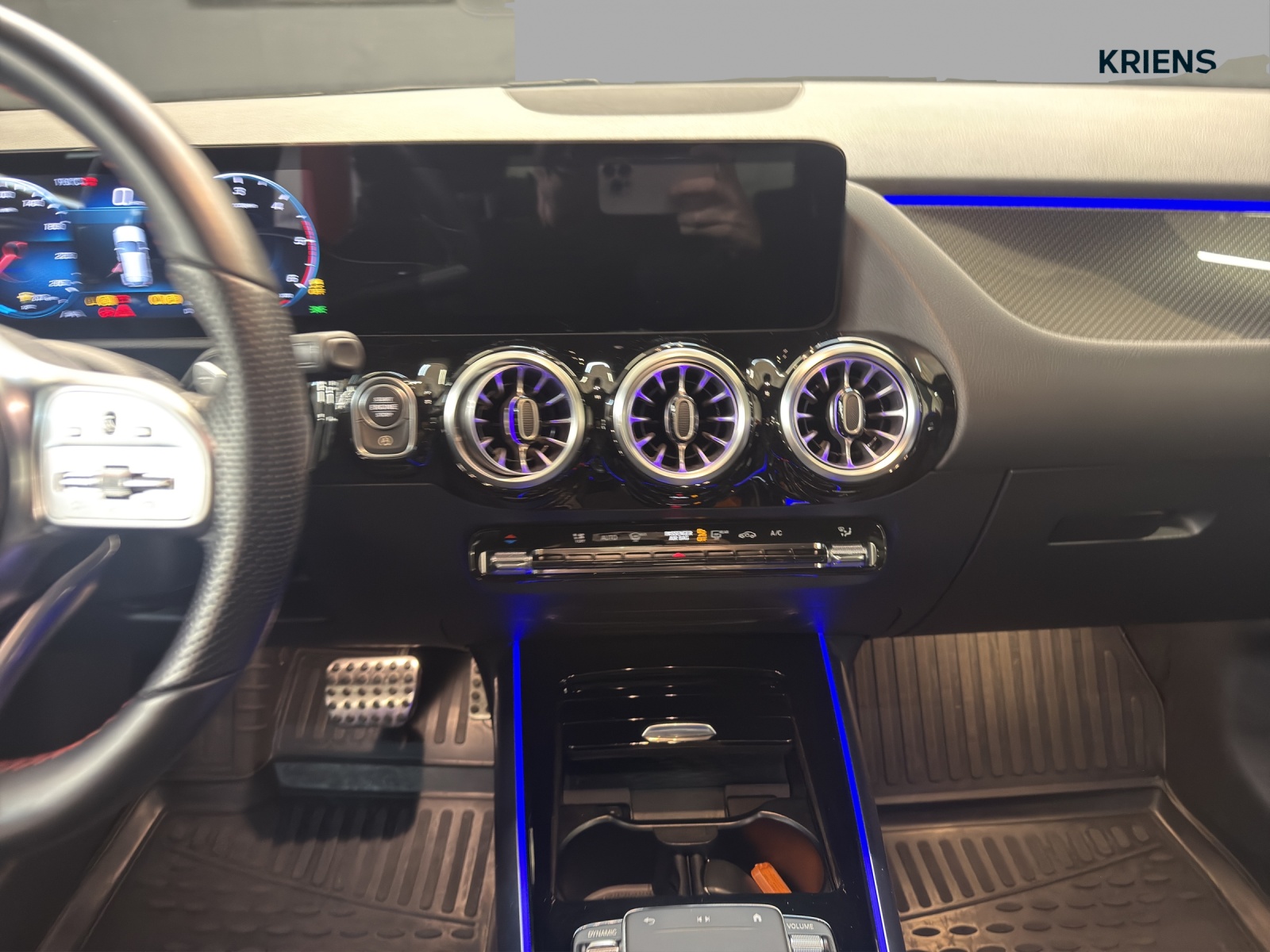MERCEDES-BENZ GLA 200 d 4M - AMG / Rückfahrkamera / AHK / Ambiente-Beleuchtung-image-11