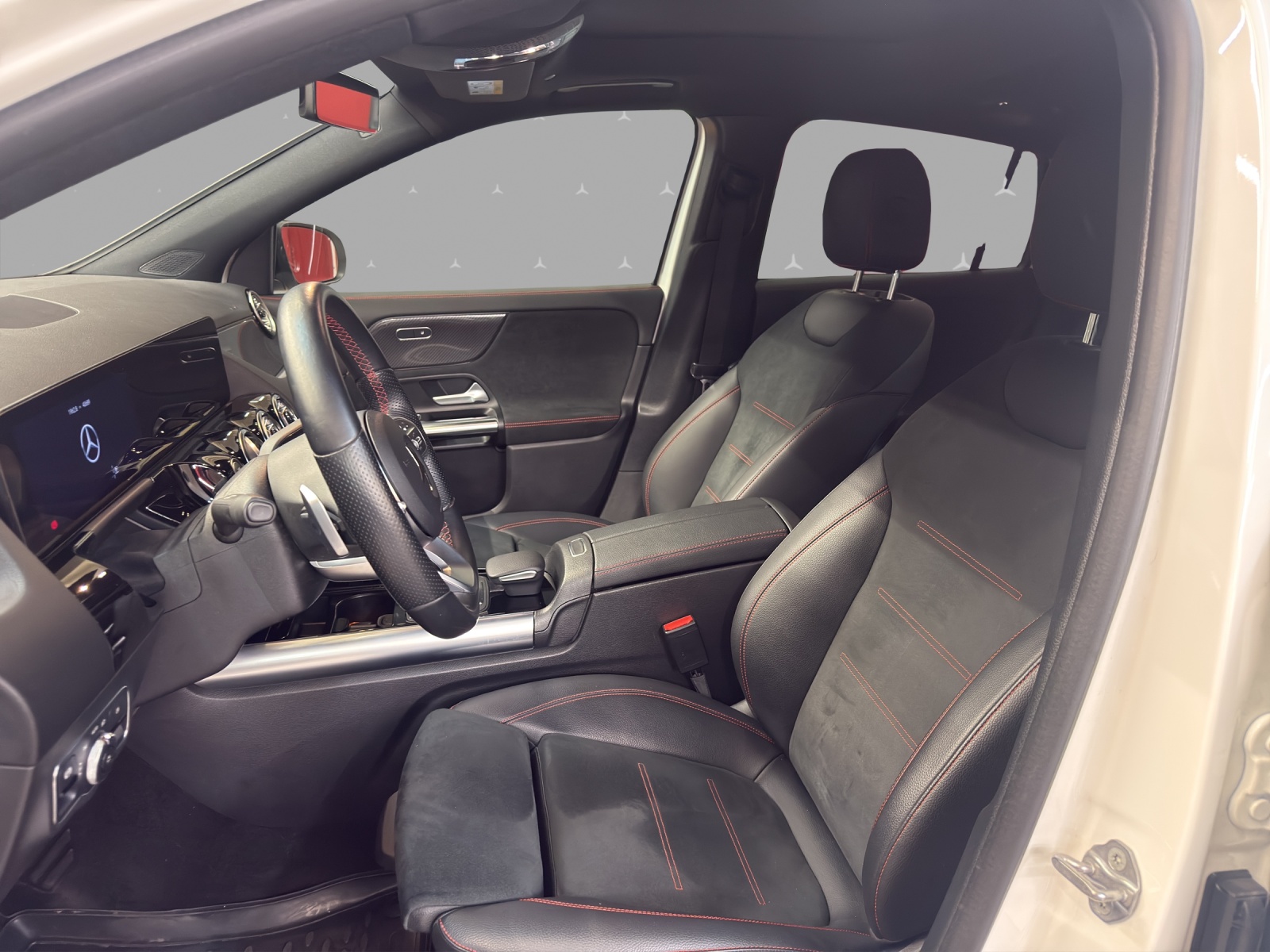 MERCEDES-BENZ GLA 200 d 4M - AMG / Rückfahrkamera / AHK / Ambiente-Beleuchtung-image-7