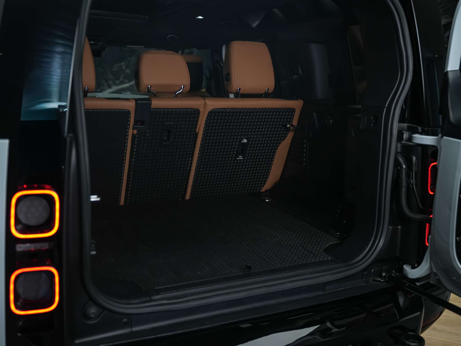 LAND ROVER Defender 110 5.0 V8 SC *URBAN*24" Felgen*AHK*-image-39