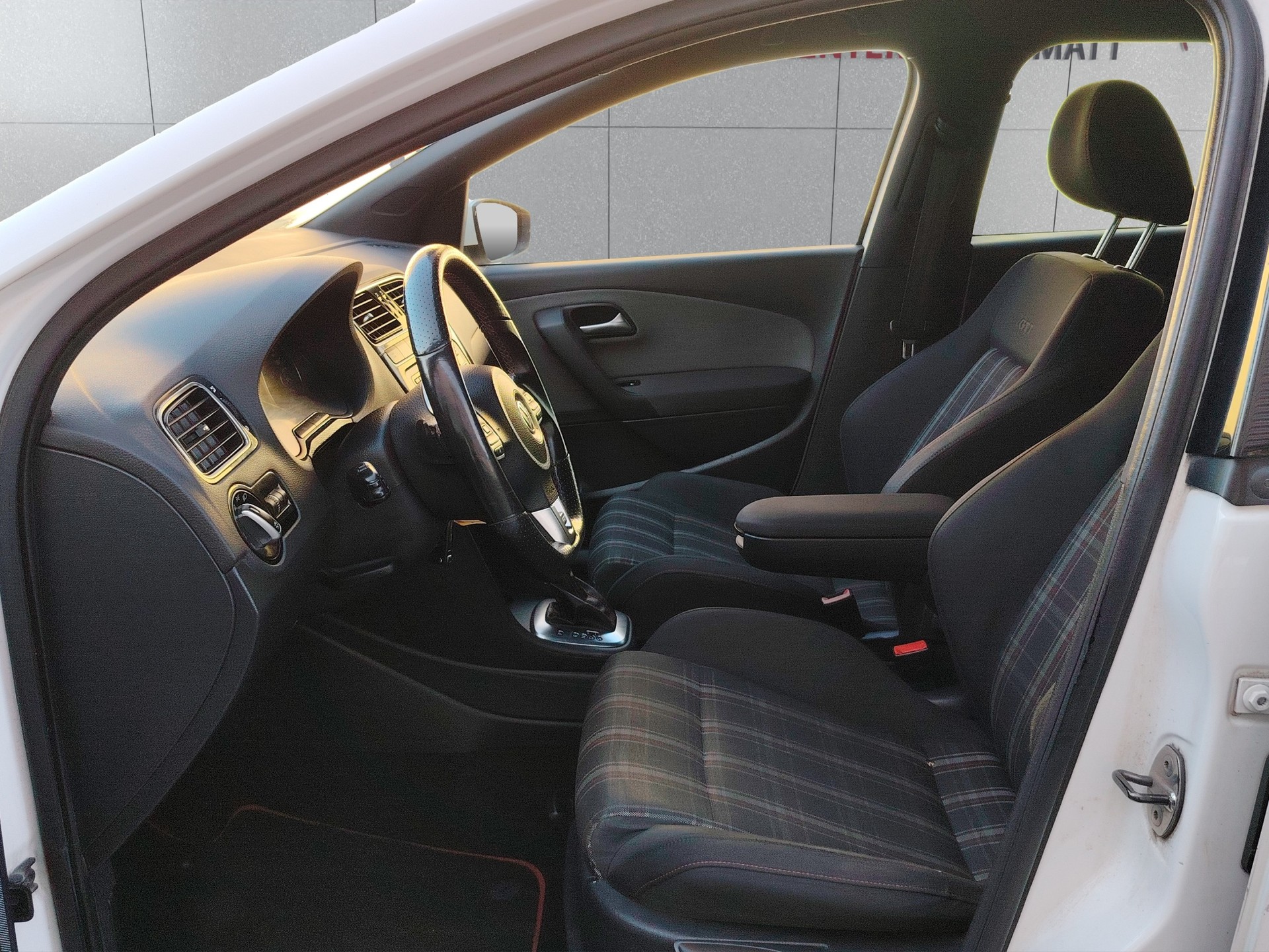 VW Polo 1.4 TSI GTI Carbon Edition DSG-image-8
