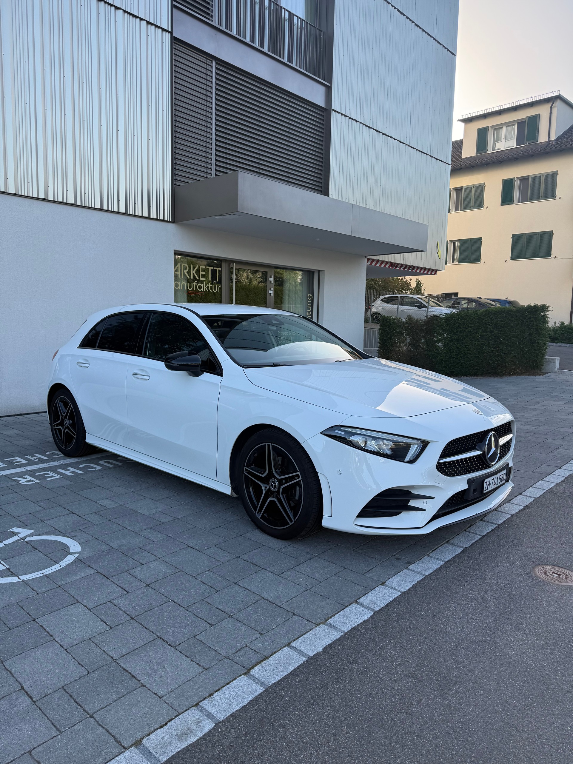 MERCEDES-BENZ A 200 d AMG Line 8G-DCT-image-2