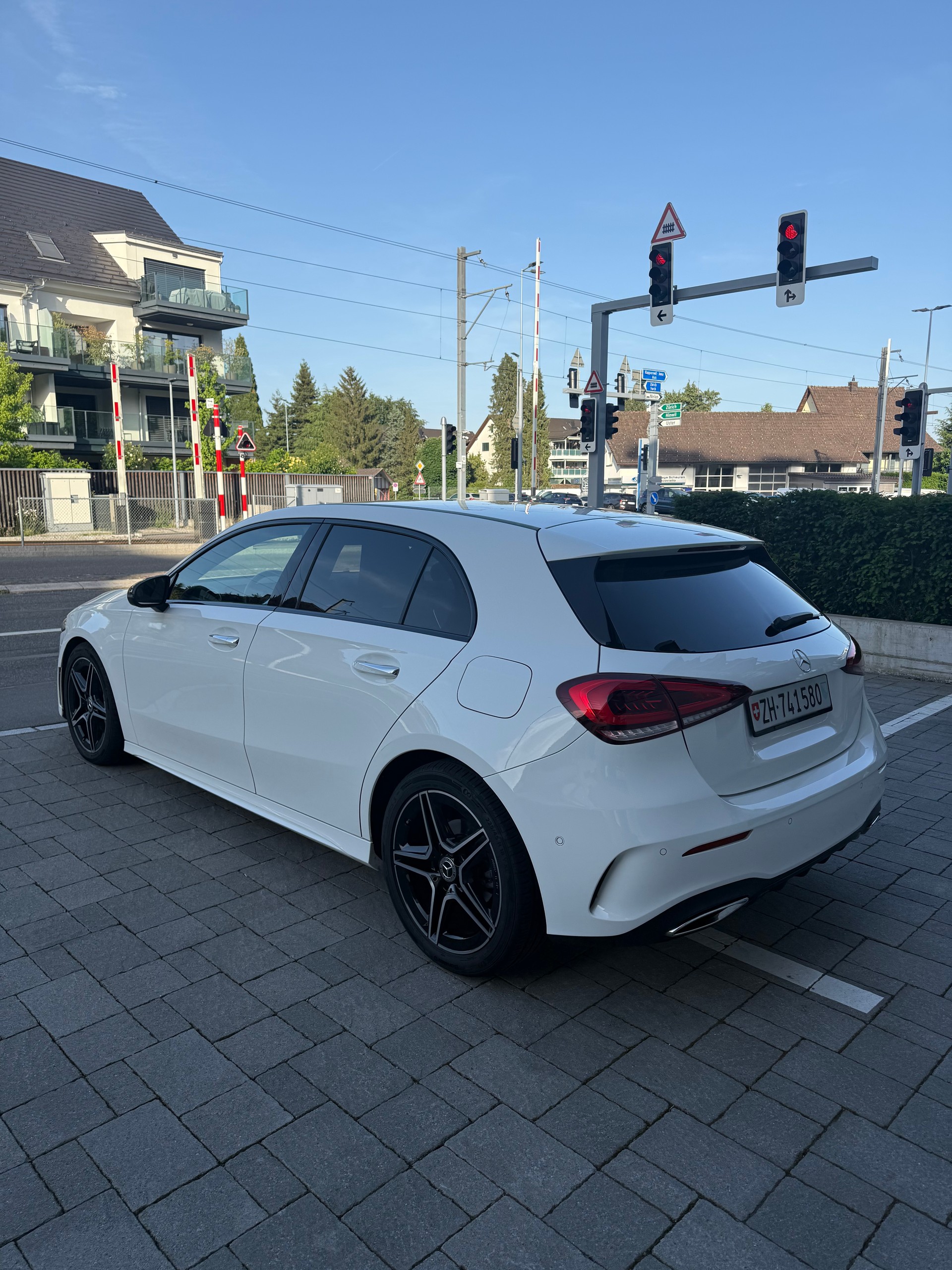 MERCEDES-BENZ A 200 d AMG Line 8G-DCT-image-1