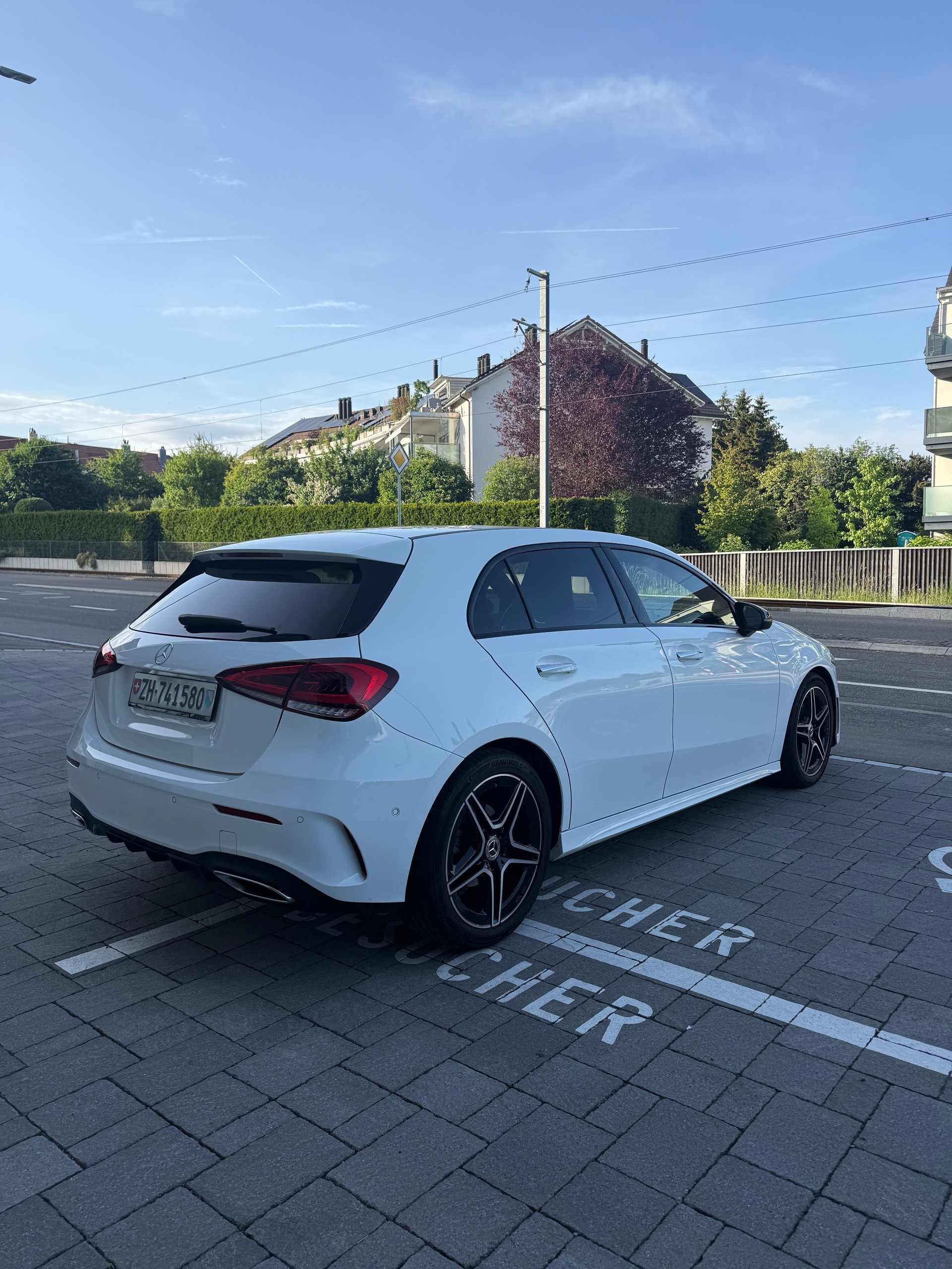 MERCEDES-BENZ A 200 d AMG Line 8G-DCT-image-3