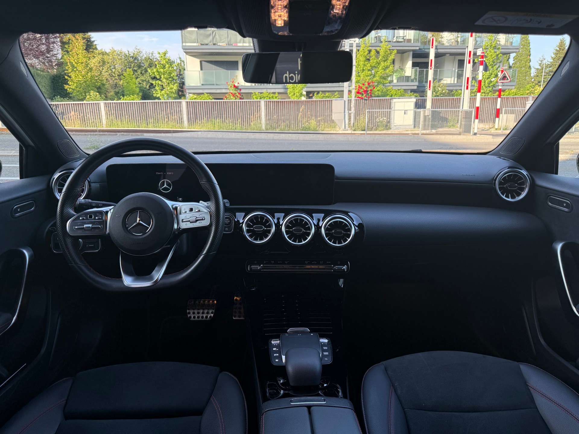 MERCEDES-BENZ A 200 d AMG Line 8G-DCT-image-5