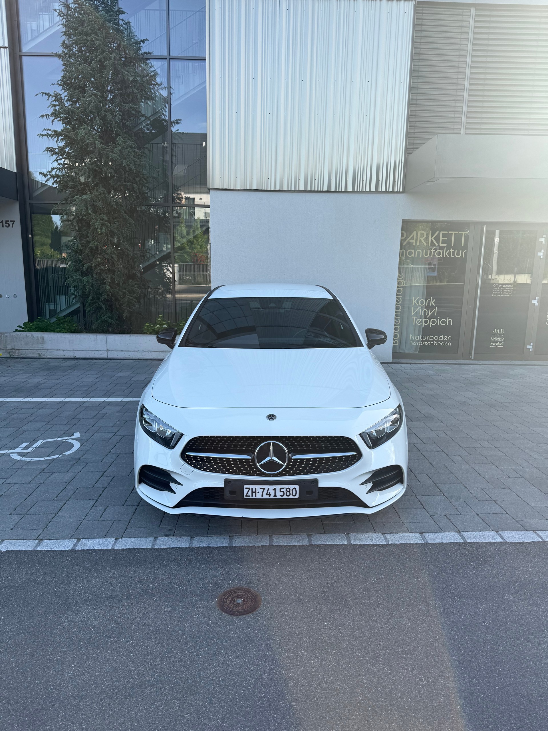 MERCEDES-BENZ A 200 d AMG Line 8G-DCT-image-4