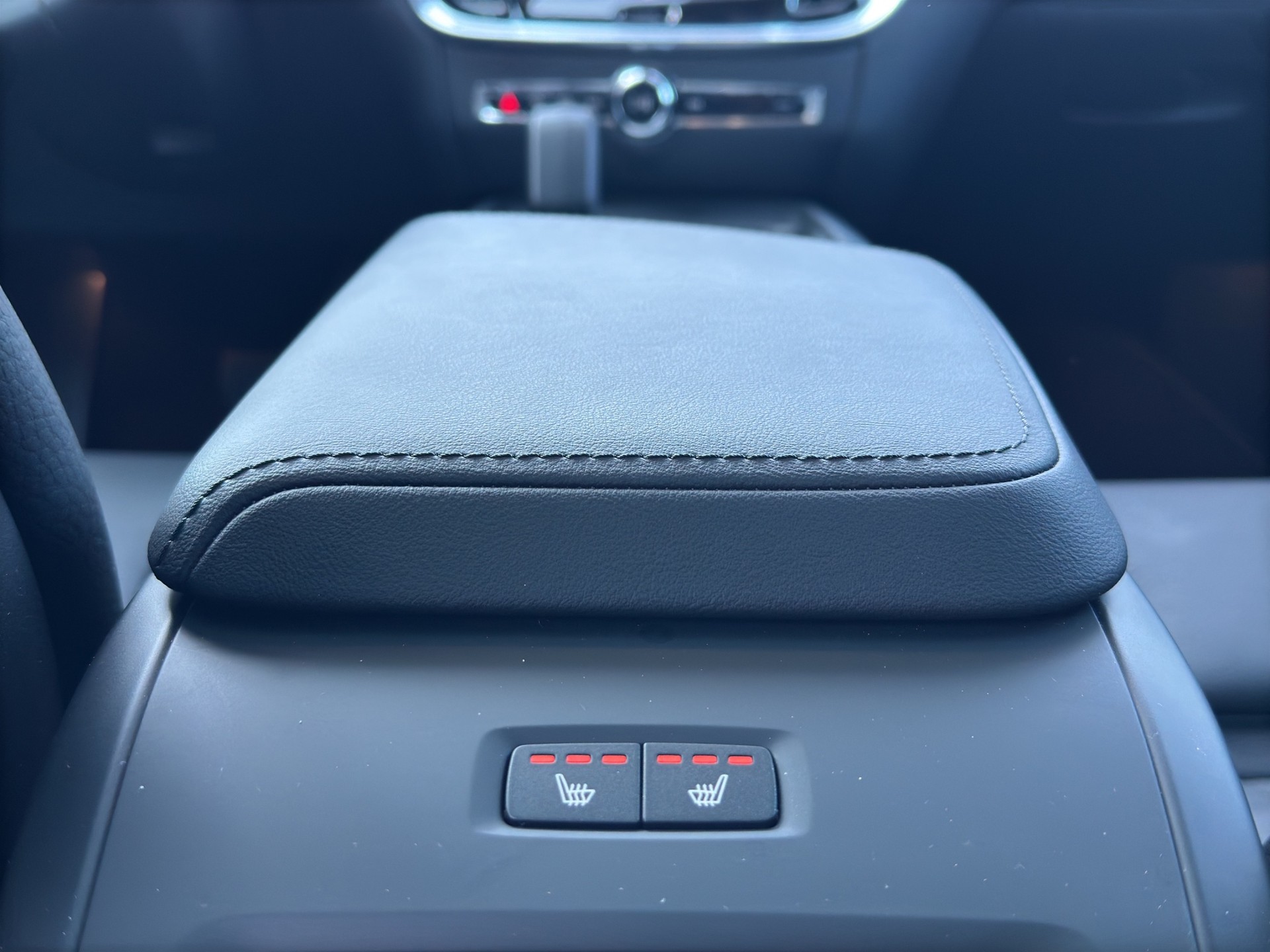 VOLVO V60 B4 Plus Dark DCT-image-16