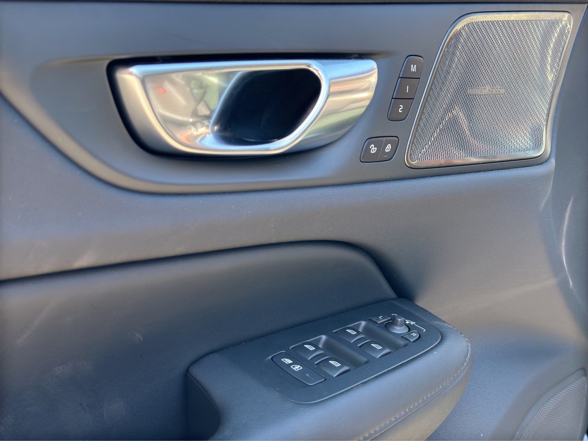 VOLVO V60 B4 Plus Dark DCT-image-8