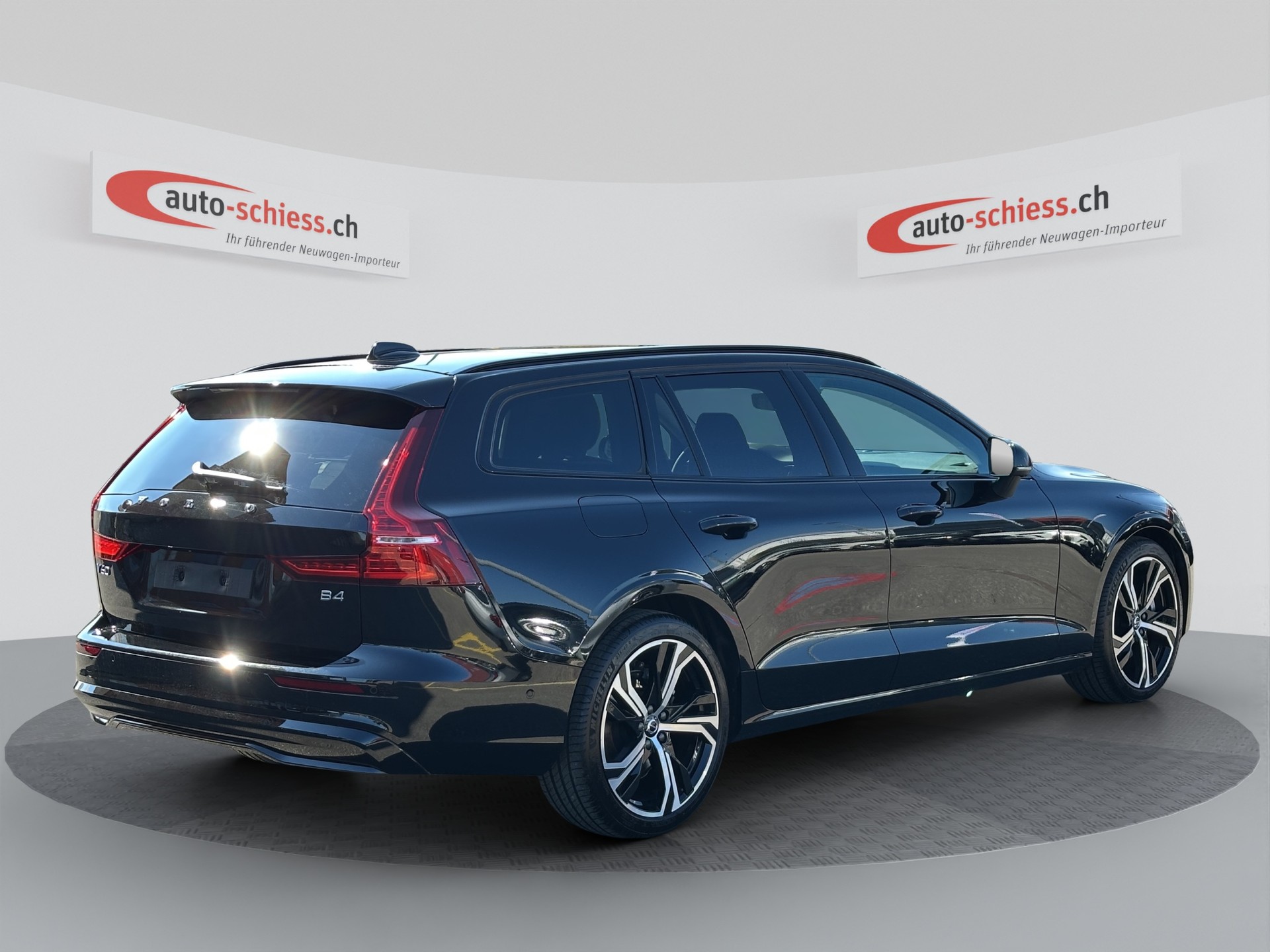 VOLVO V60 B4 Plus Dark DCT-image-4