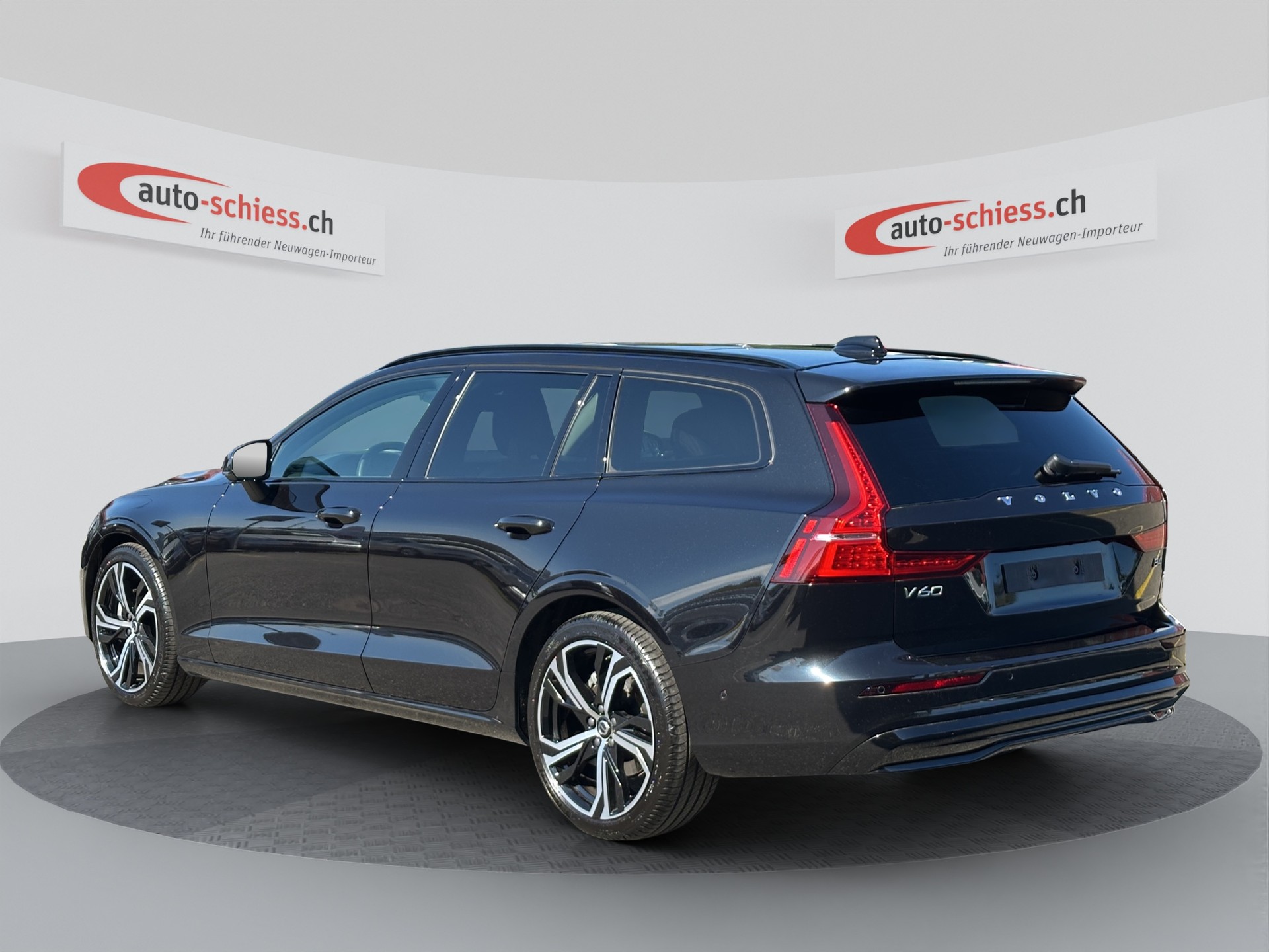 VOLVO V60 B4 Plus Dark DCT-image-2