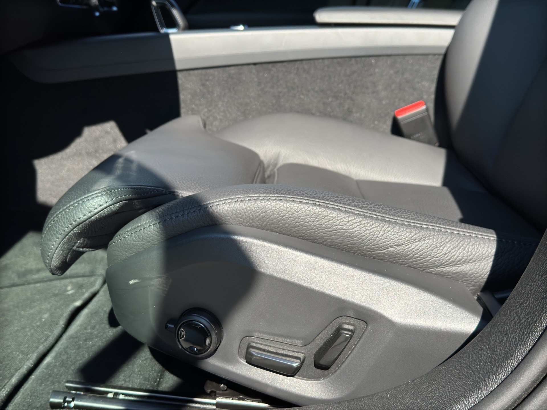 VOLVO V60 B4 Plus Dark DCT-image-9