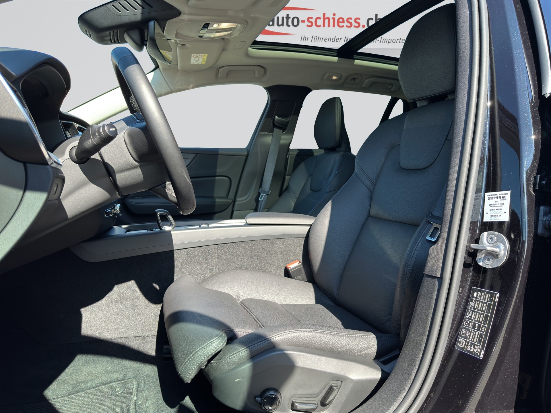 VOLVO V60 B4 Plus Dark DCT-image-5