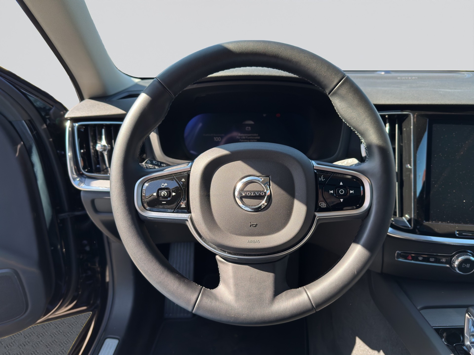 VOLVO V60 B4 Plus Dark DCT-image-10