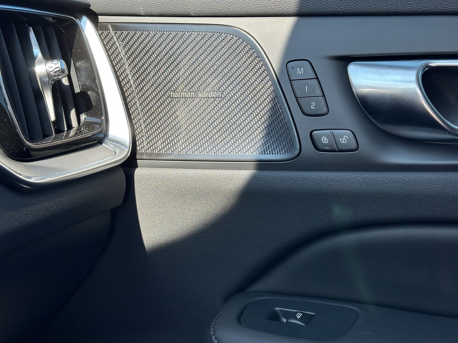VOLVO V60 B4 Plus Dark DCT-image-15