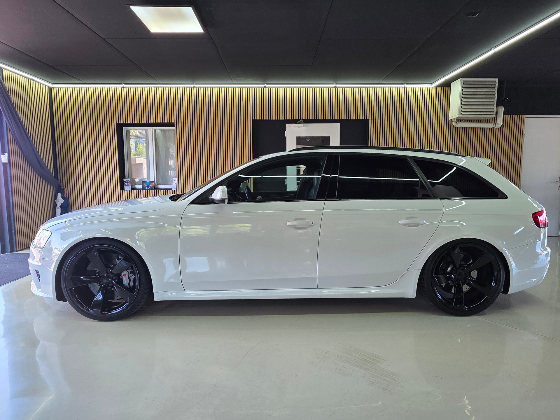 AUDI RS4 Avant 4.2 FSI V8 quattro S-tronic MTM-showroom-element-3