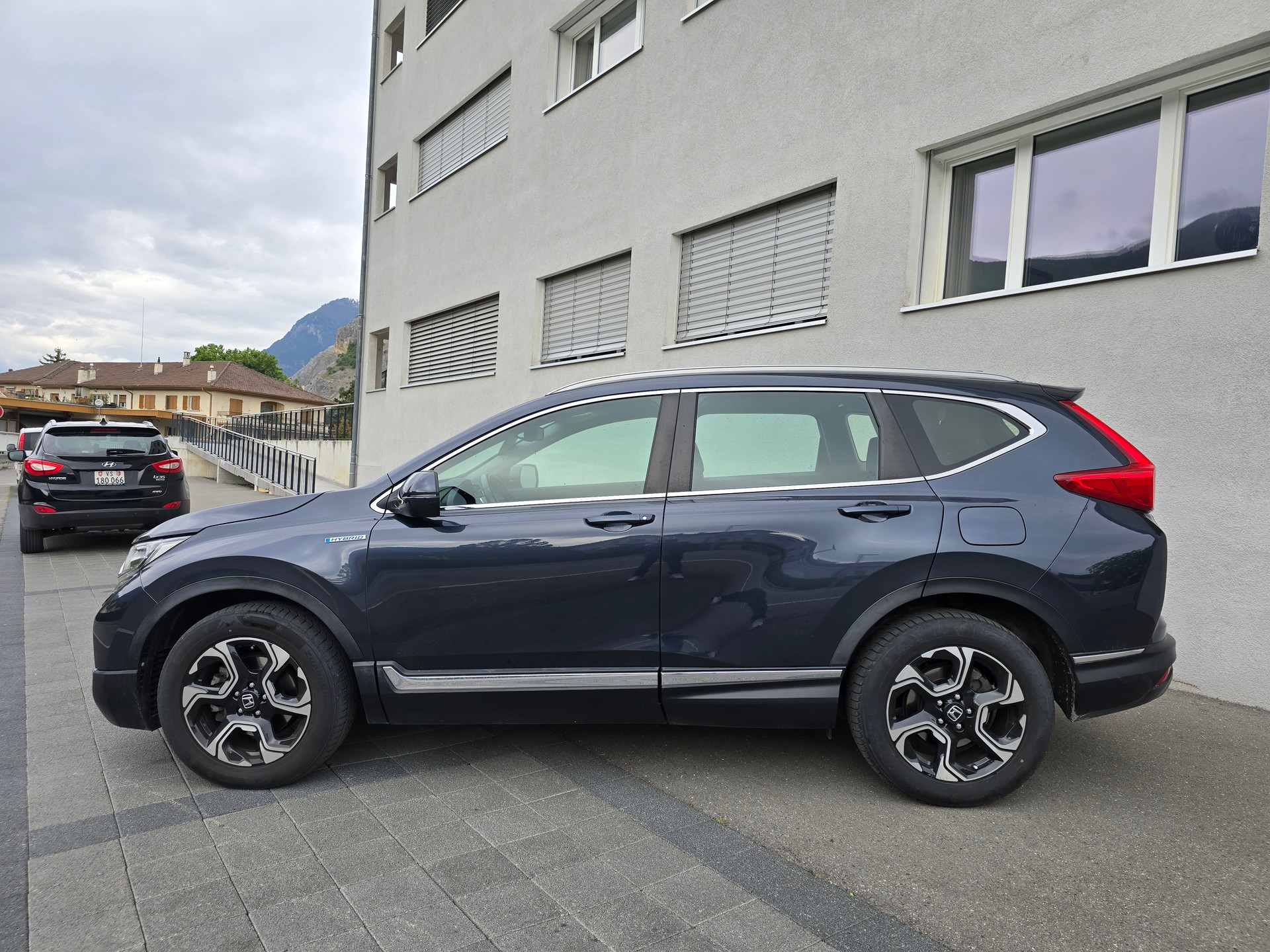 HONDA CR-V 2.0i MMD Hybrid Elegance 4WD Automatic-image-2