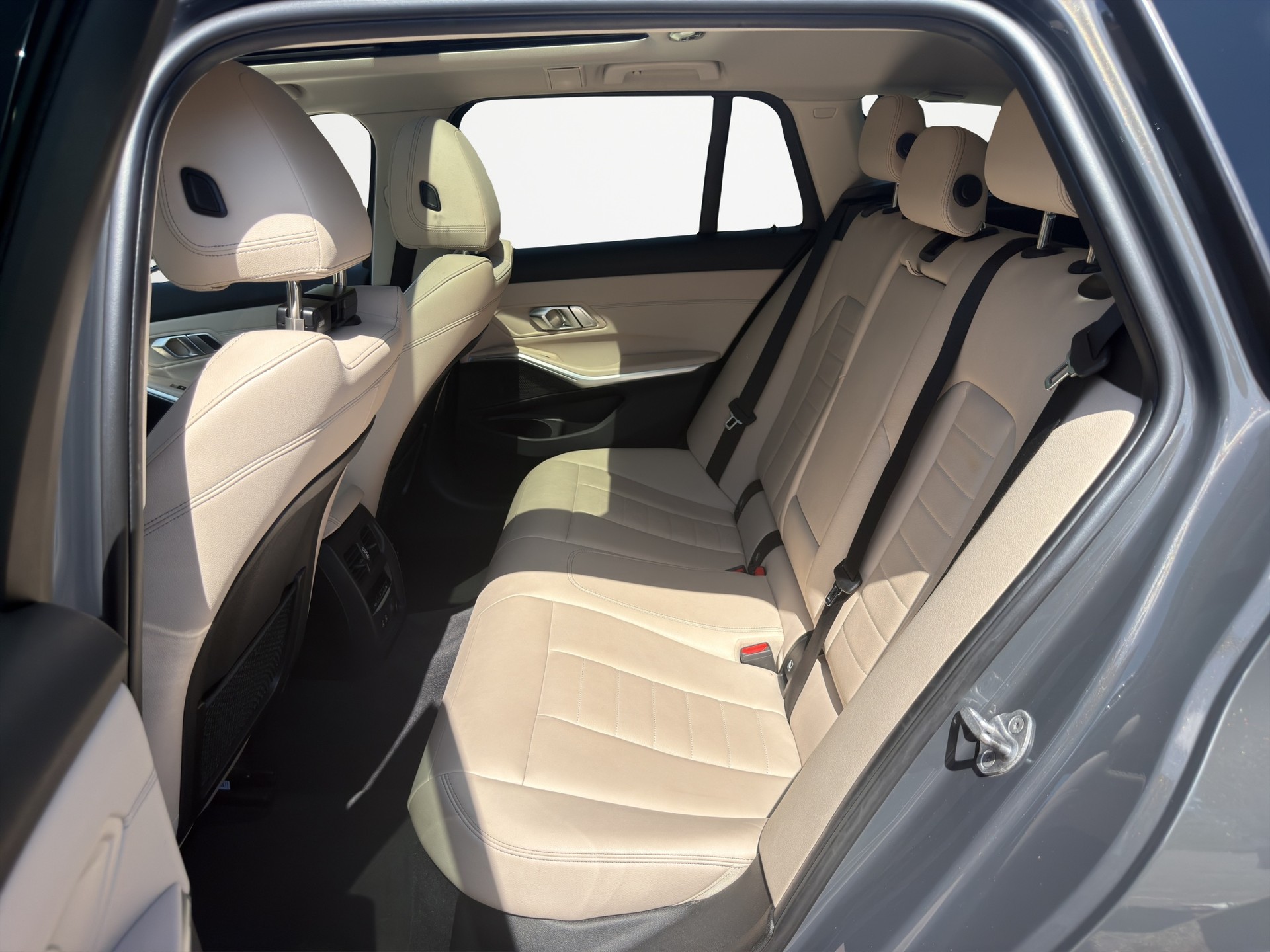 BMW 320d xDrive Touring M Sport Steptronic-image-12
